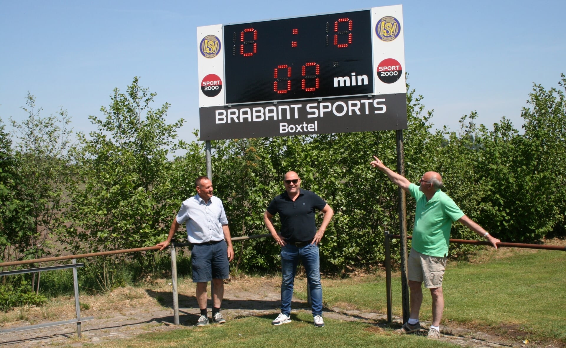 LSV heeft een nieuw scorebord. Leo van den Heuvel (rechts) en Frans van der Struijk (links) hebben het geïnstalleerd. Joop Seegers sponsorde het.