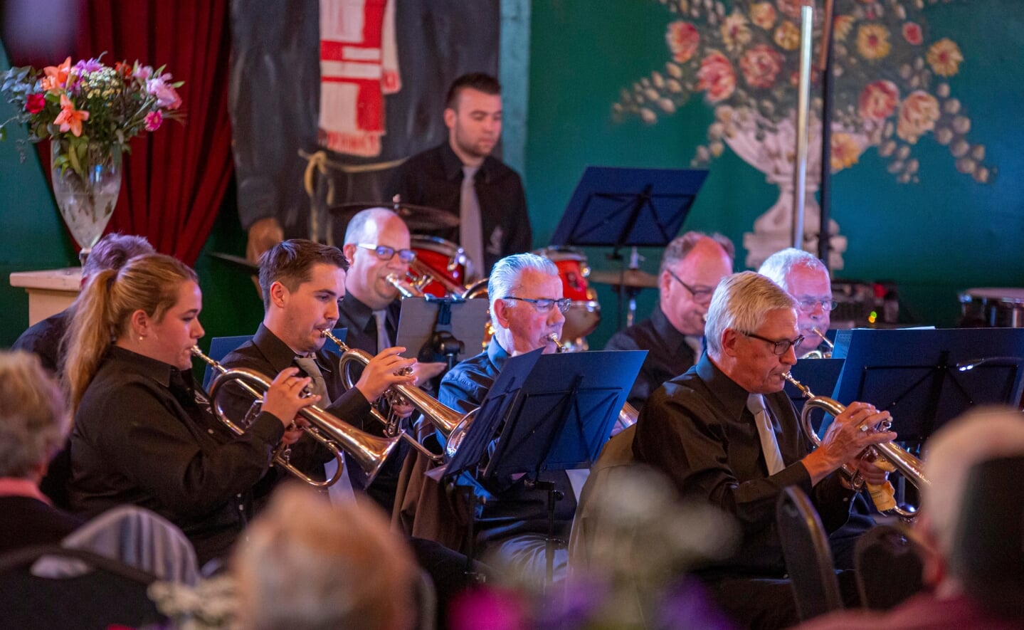De bugelsectie van fanfare Sint-Arnoldus speelt vol concentratie.