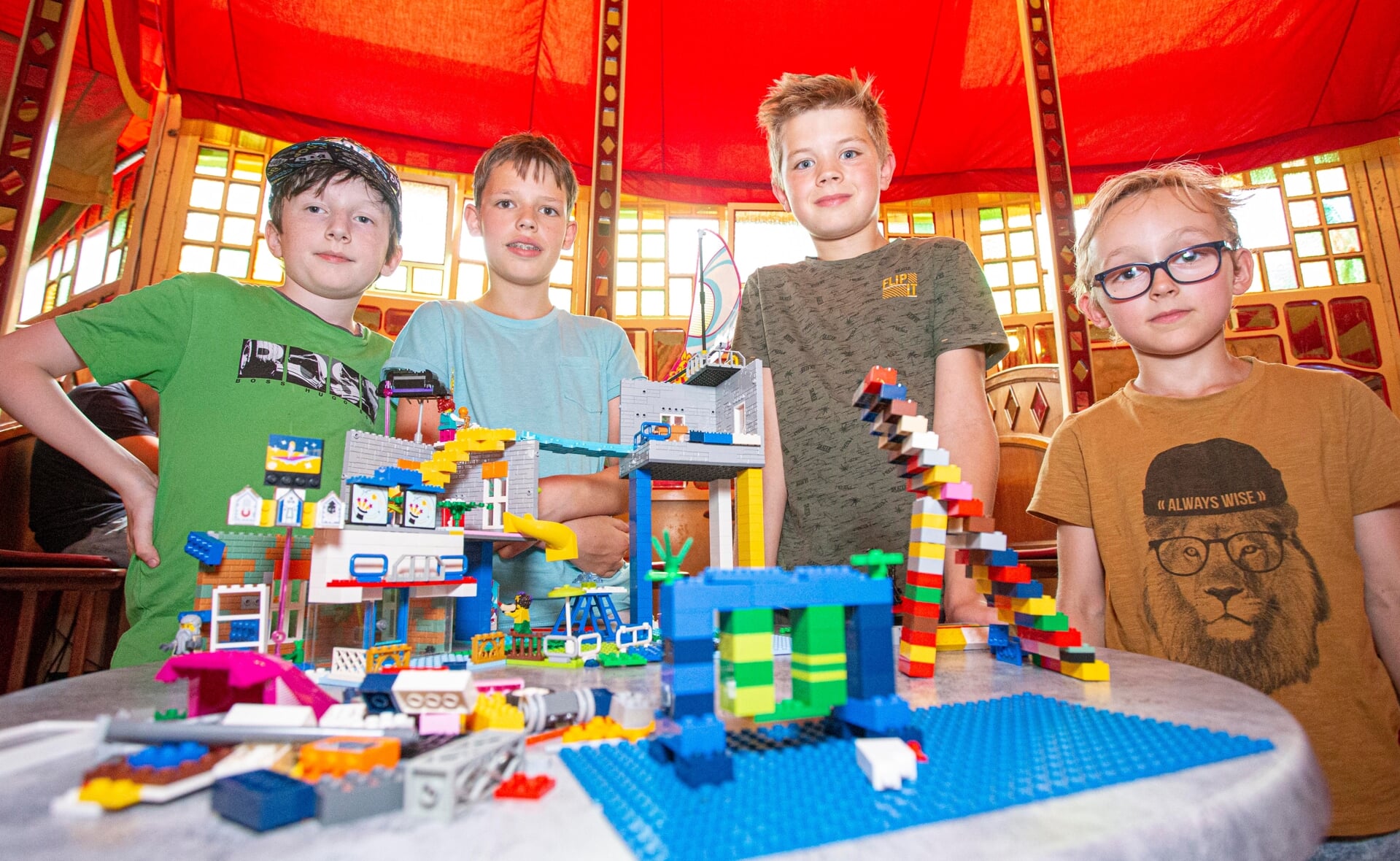 Uitgedaagd door Lego Master Lola Nouwens maakten kinderen vorig jaar in Bon Salon hun mooiste creaties met bouwsteentjes. 