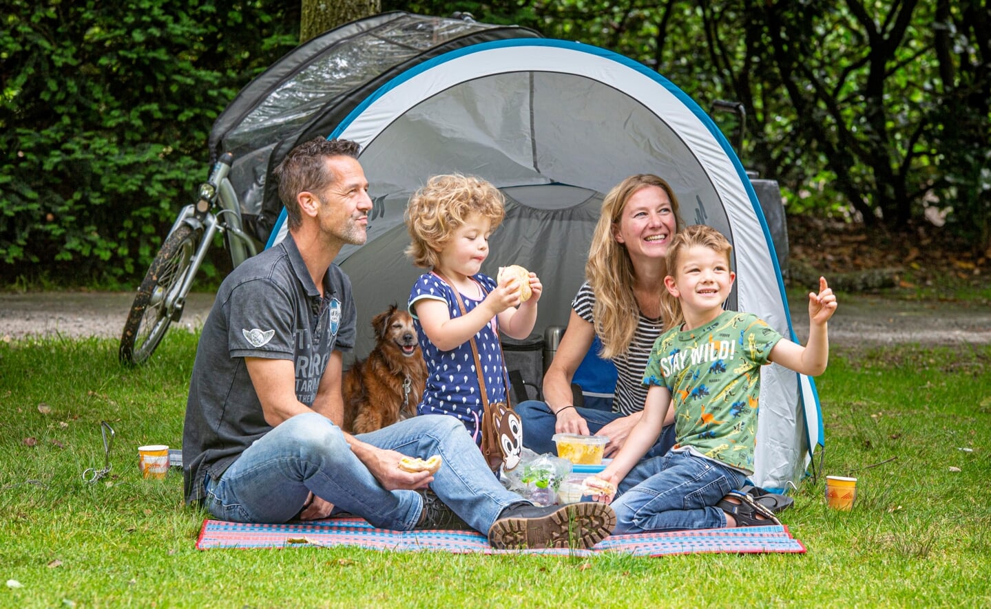 Papa Guus Claassen en zijn gezin genieten op vaderdag in kasteelpark Stapelen van een picknick. Heel slim: ze hebben een tentje meegenomen.