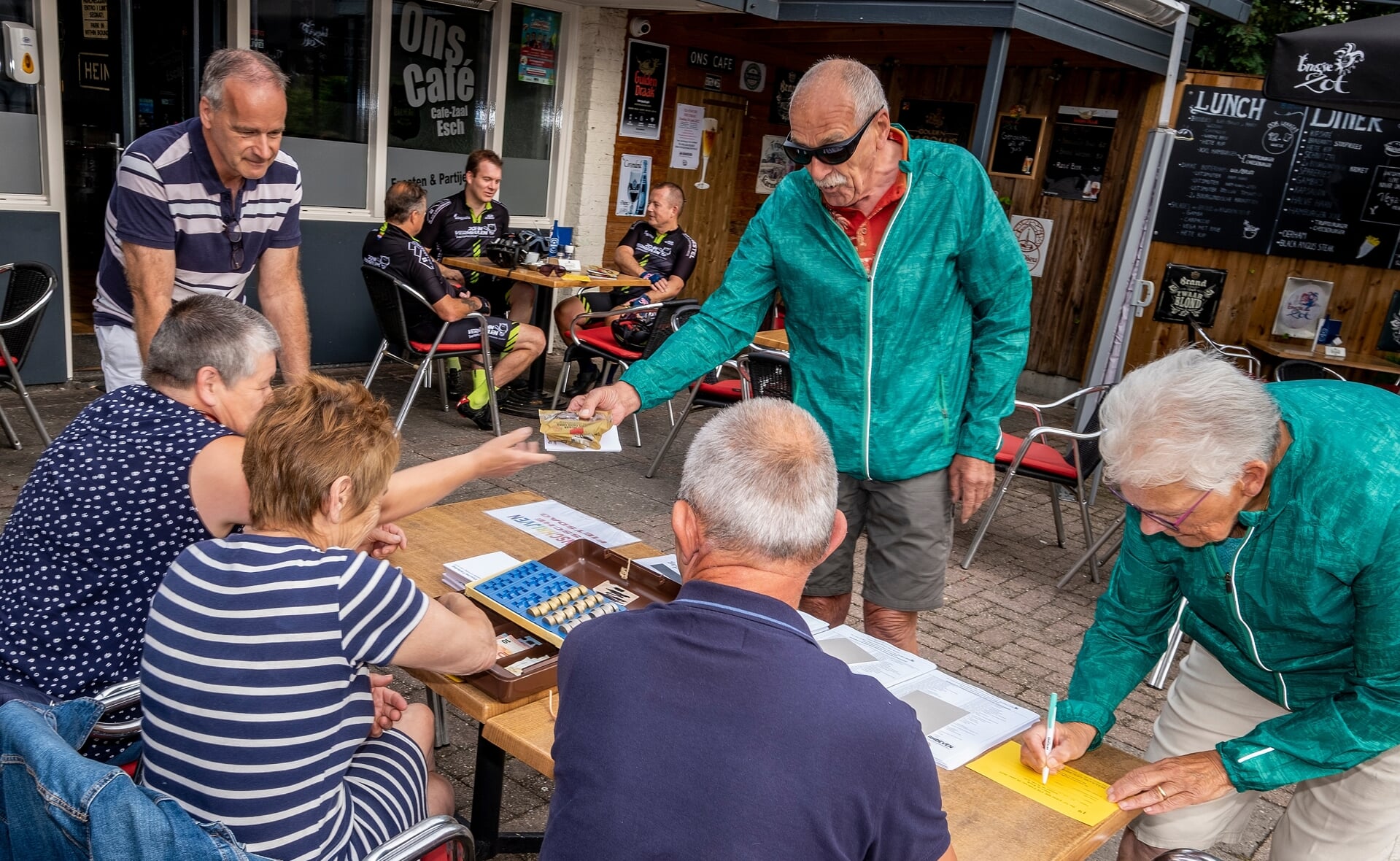 De start van de Essche Fietsdag vond plaats bij Ons Café. Dit jaar werd het evenement voor de laatste keer georganiseerd door Theo van Roosmalen. De organisatie ervan is naarstig op zoek naar opvolging. 