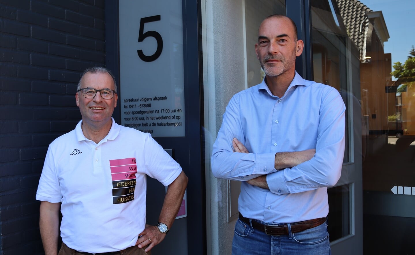 Huisartsen Freek Teller (links) en Hans Leenders vragen met alle Boxtelse collega’s deze week aandacht voor de problemen in de huisartsenzorg. Morgen voeren ze actie op het Malieveld. 