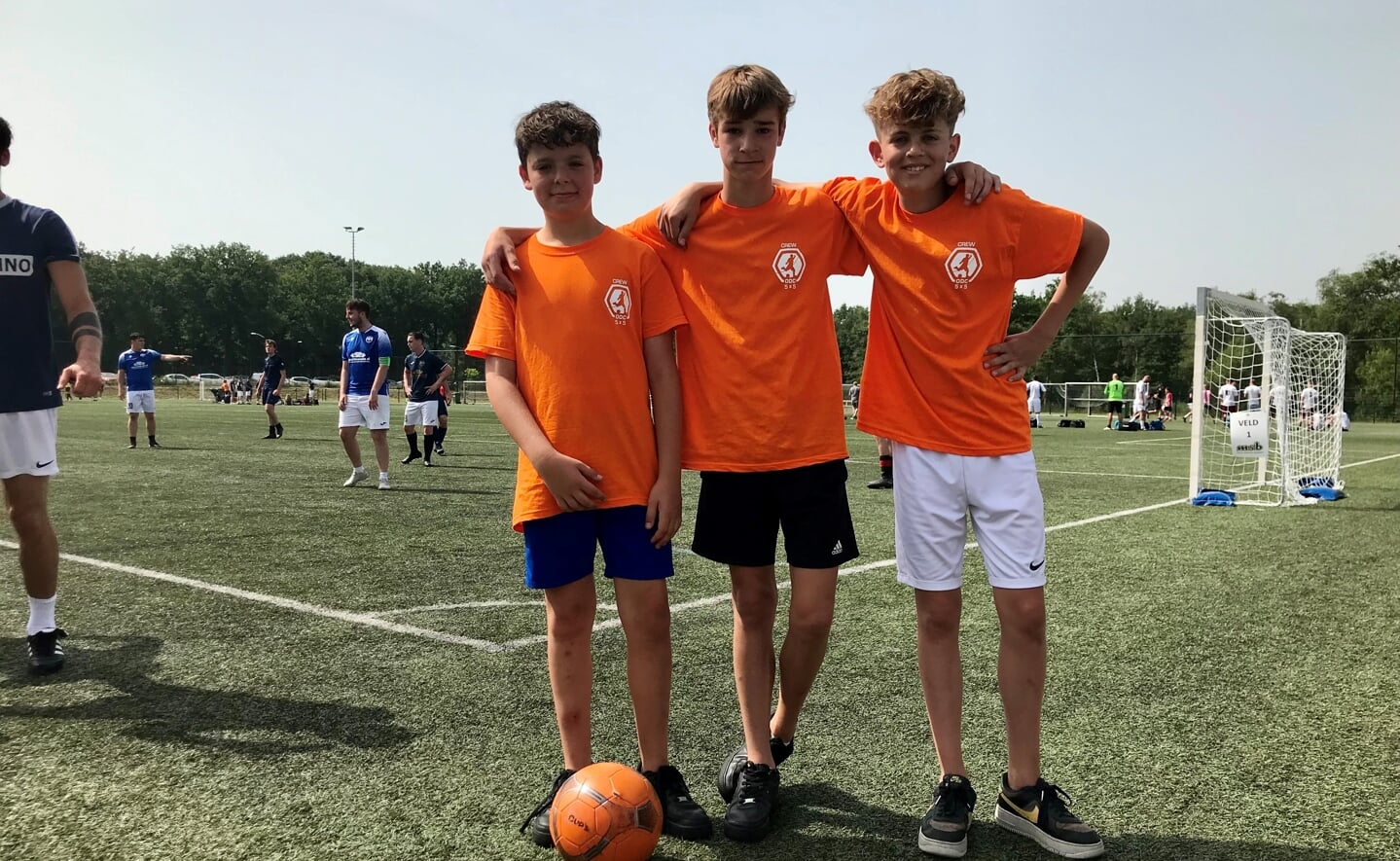 Voetballers Thijs Dankers (14), Caelen Parry (13) en Jens van Pinxteren (14) waren, samen met een aantal andere meiden en jongens, actief als ballenjongens tijdens het jaarlijkse vijf-tegen-vijf-toernooi van voetbalclub ODC in Boxtel afgelopen zaterdag.