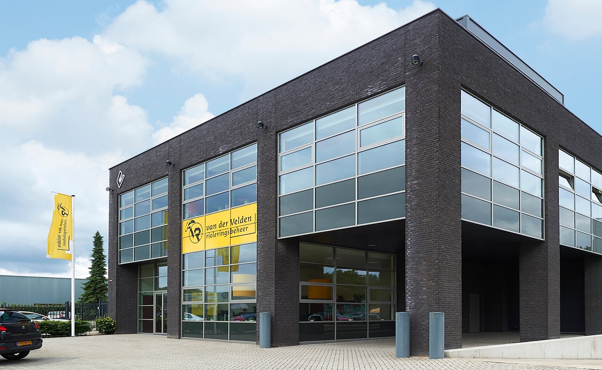 Van der Velden Rioleringsbeheer verhuist naar Den Bosch. Het Boxtelse familiebedrijf aan de Schouwrooij kon geen nieuwe locatie vinden op bedrijventerrein Ladonk. Ook het hoofdkantoor op de Kastanjelaan gaat naar de Brabantse hoofdstad.