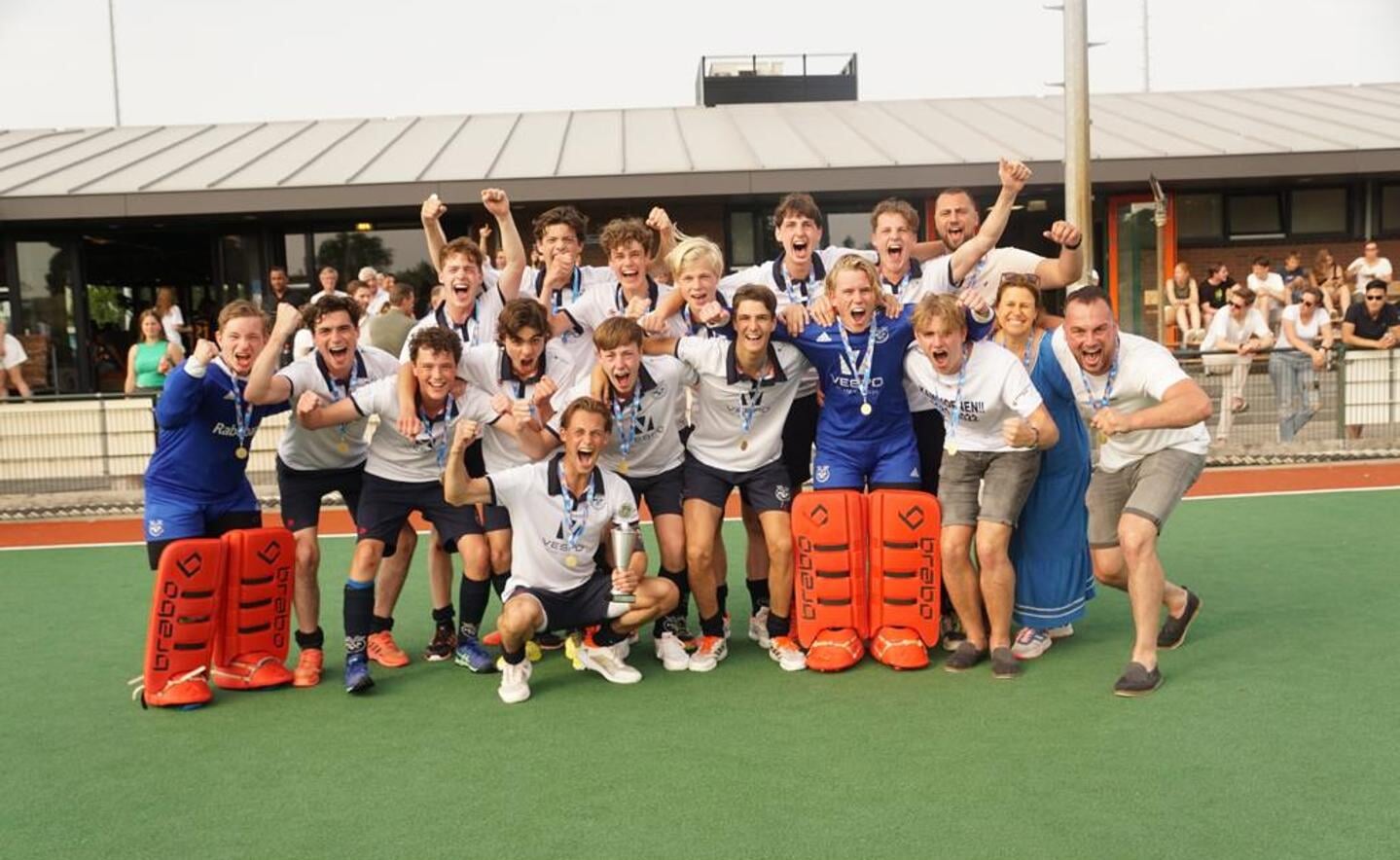 In Barendrecht schreven de jeugdspelers van MEP A1 geschiedenis. De hockeytalenten sleepten de landelijke titel op het een-na-hoogste niveau binnen.