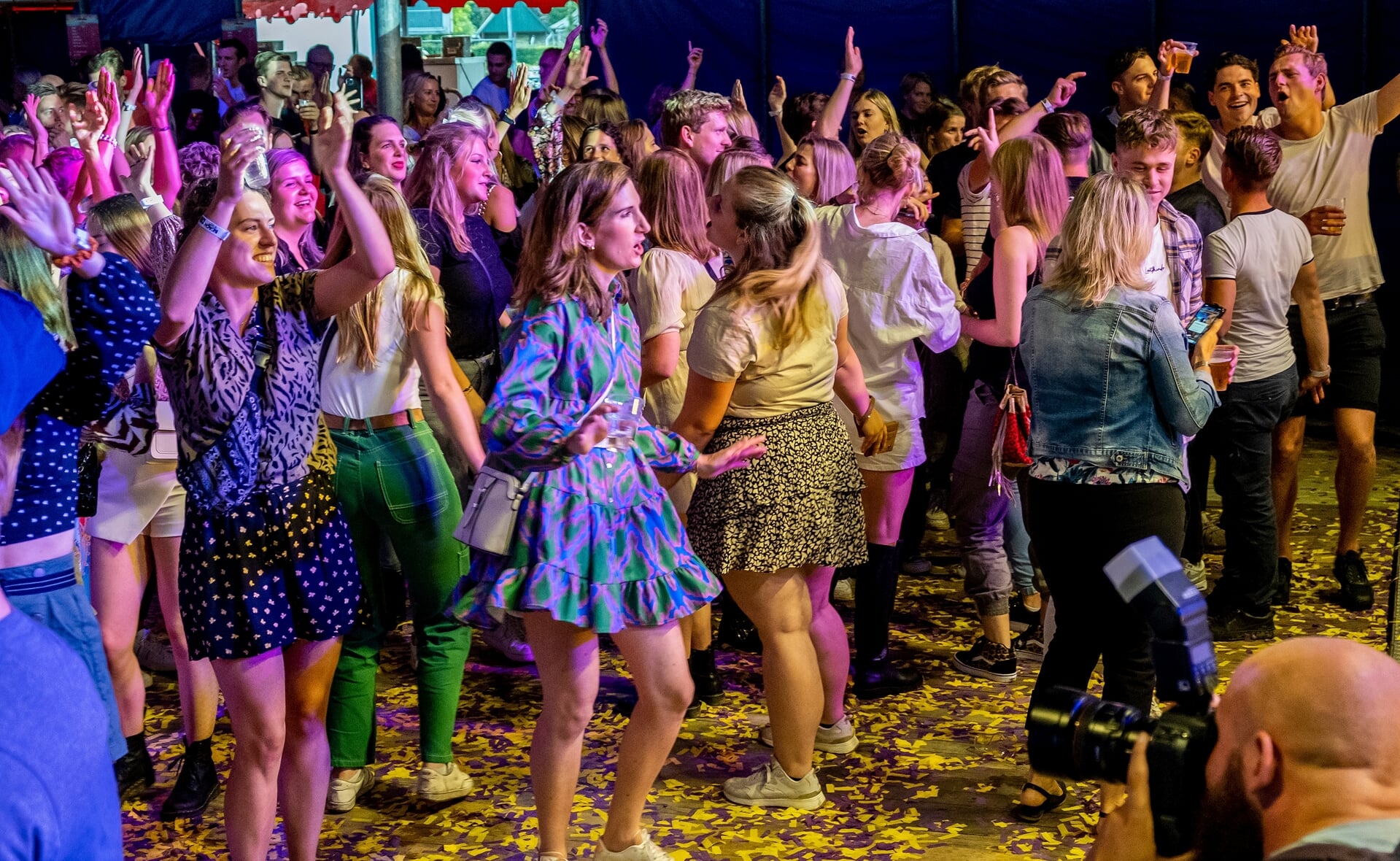 De coveract ABBA Fever lieten de heupen van de bezoekers bewegen bij recreatieplas De Langspier. Beach Break Boxtel vervolgt vandaag met nog meer optredens. Morgen zijn de finales van het bijbehorende volleybaltoernooi.