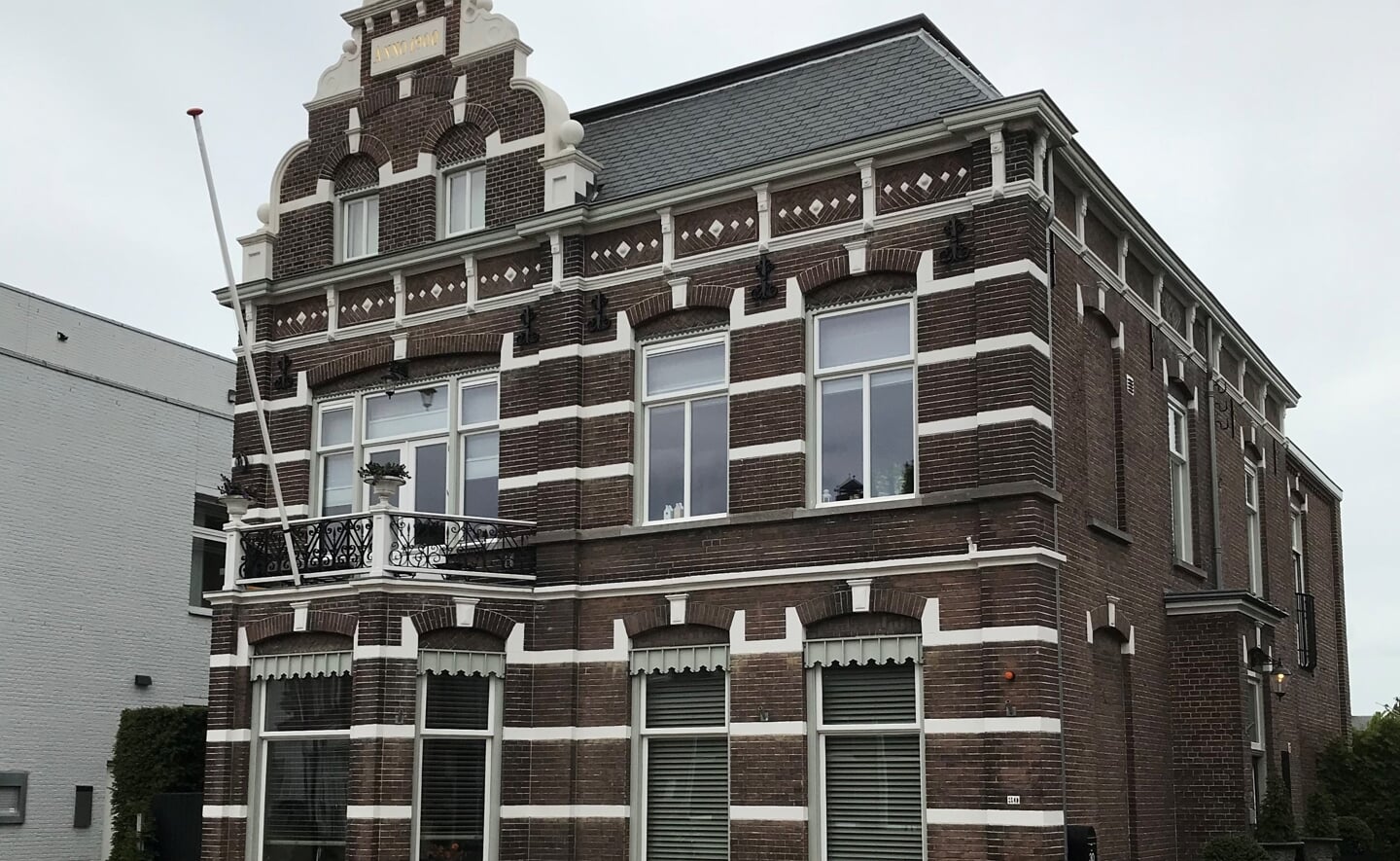 Tijdens de zomeravondrondleiding van 21 juli vertelt de gids over de architectuur in Boxtel en komen diverse panden aan bod. Zoals ook dit markante gebouw aan de Stationsstraat.