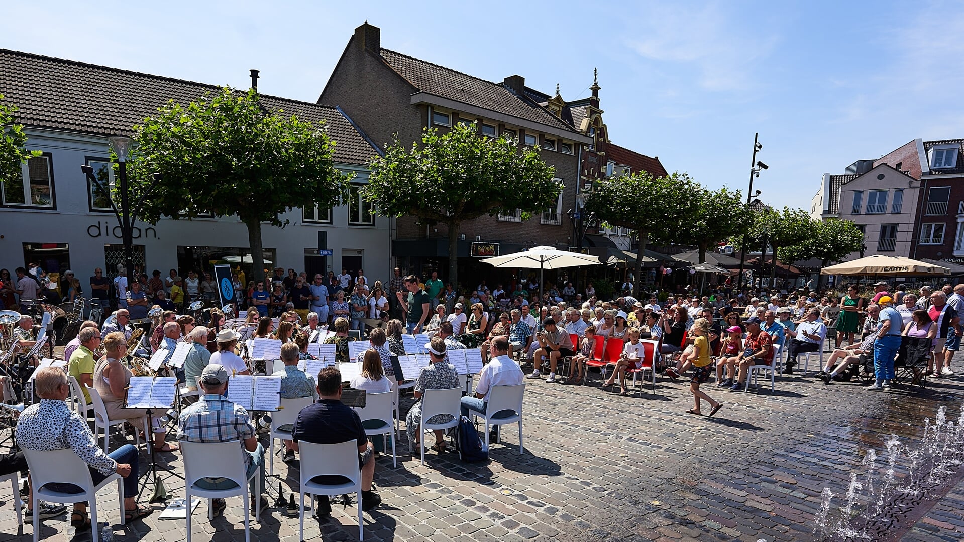 Het zonovergoten openluchtconcert van Boxtel's Harmonie trok vorig jaar volle terrassen op de Markt.