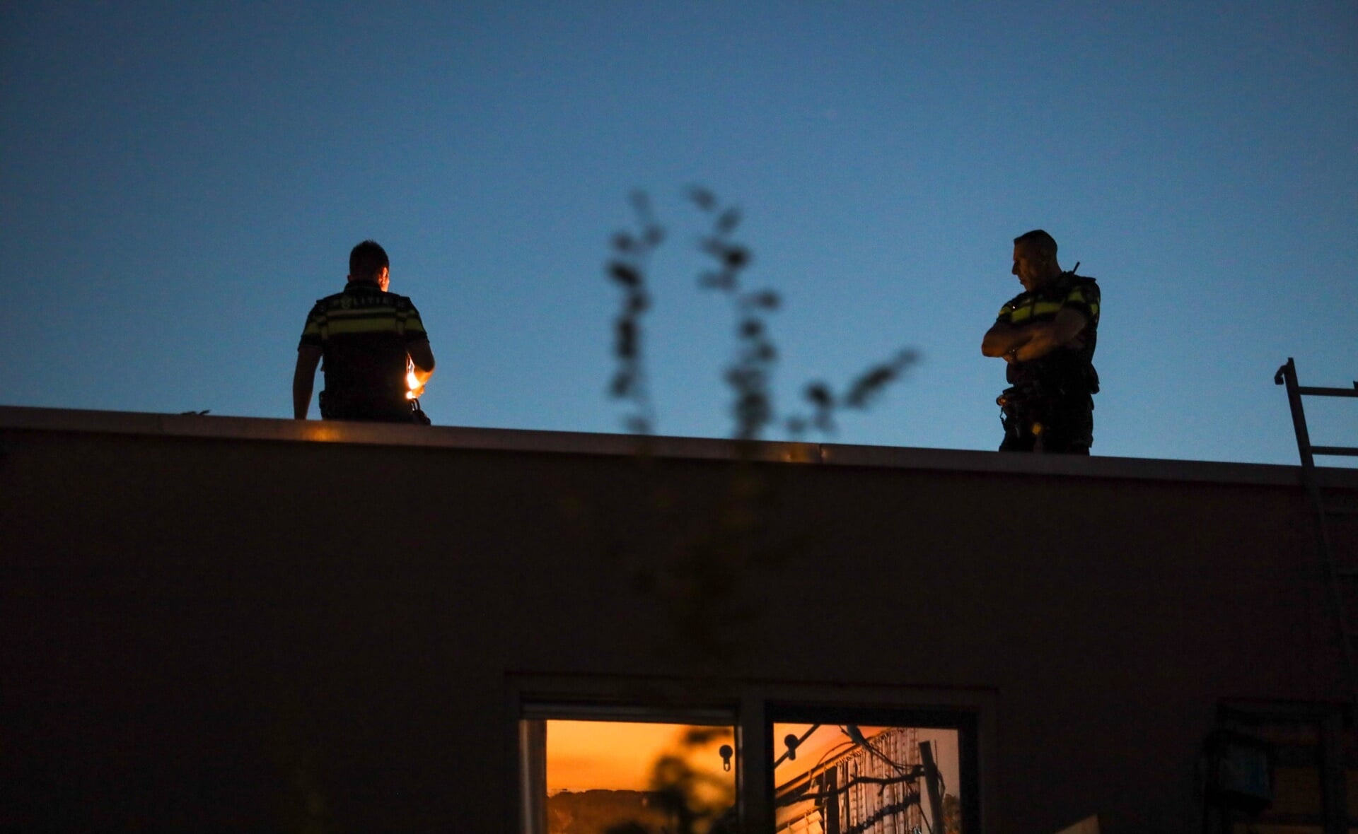 Op het dak van een woning aan de Sint-Jozefstraat stond vrijdagavond een verwarde man. Hij is daar door de politie vanaf gehaald. 