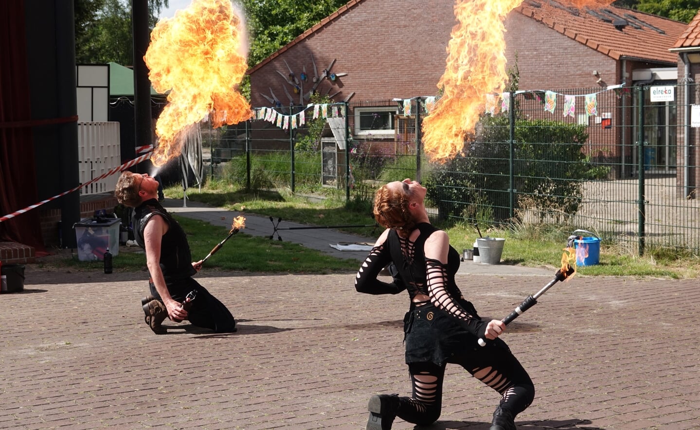 De vuurspuwers aan het werk tijdens het minitheaterfestival van Teejatergroep Orion rond het gemeenschapshuis in Lennisheuvel.