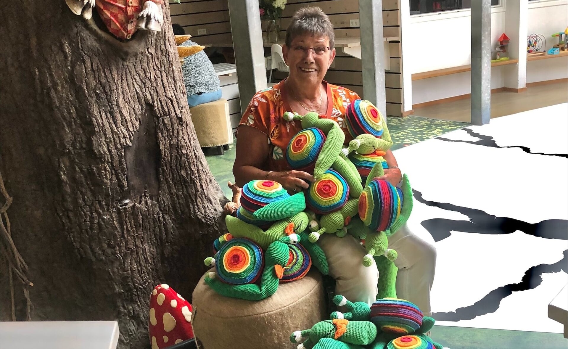 Maria van Osch uit Liempde heeft heel wat uren gehaakt. Ze maakte maar liefst 53 knuffels voor Villa Pardoes. De slakken gaan naar ernstig zieke kinderen.