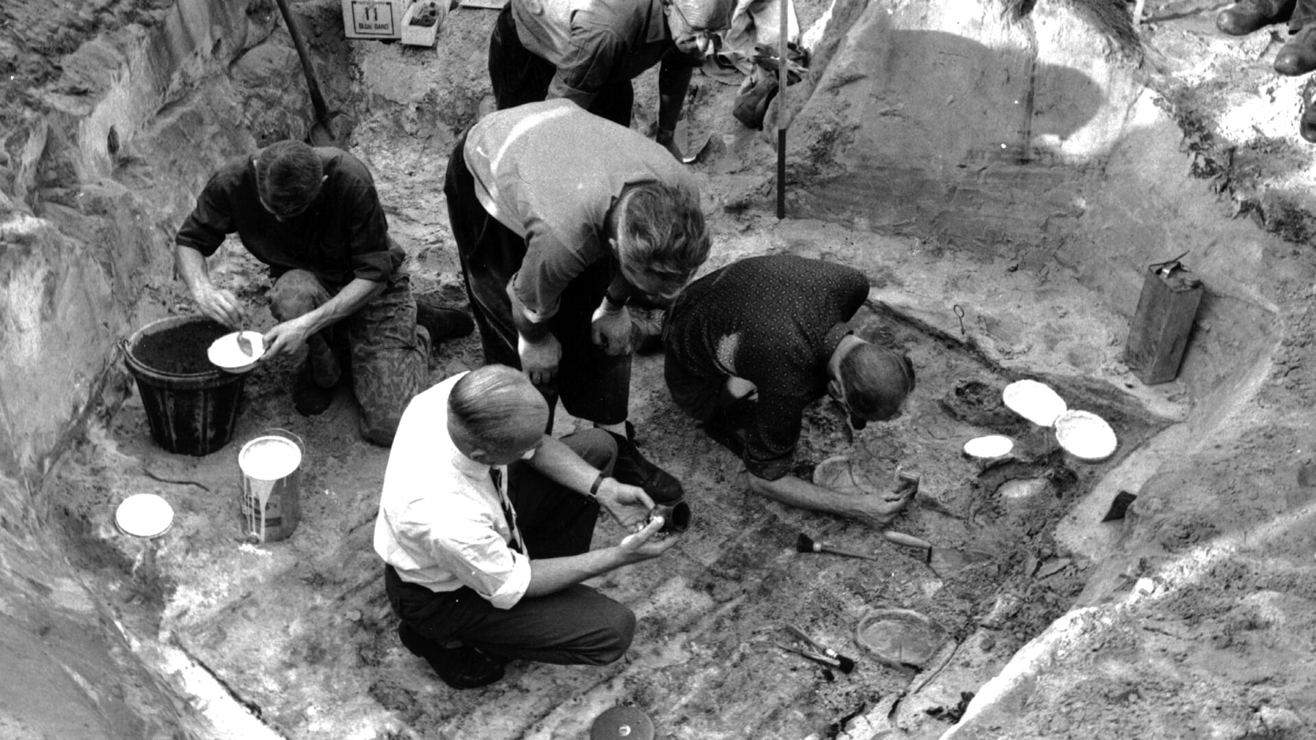 Opgravingen op Hoogkeiteren Esch, 1960. Archeologische werkzaamheden op het terrein van de familie Van der Meijden, thans Haarenseweg 30.