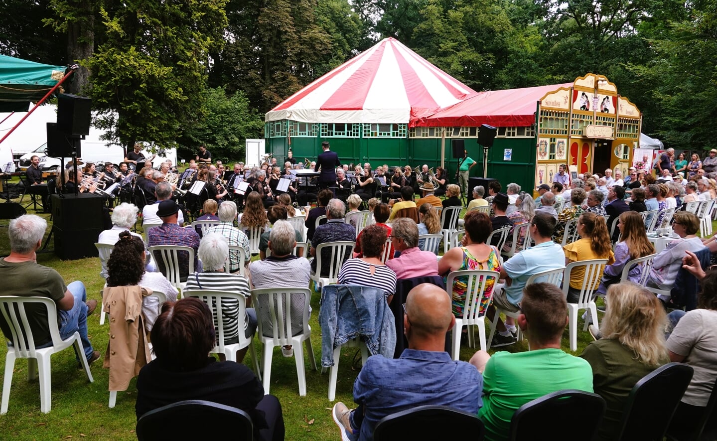 Kasteelpark Stapelen stroomde zondagmiddag vol voor het afsluitende concert van het BELL-orkest.