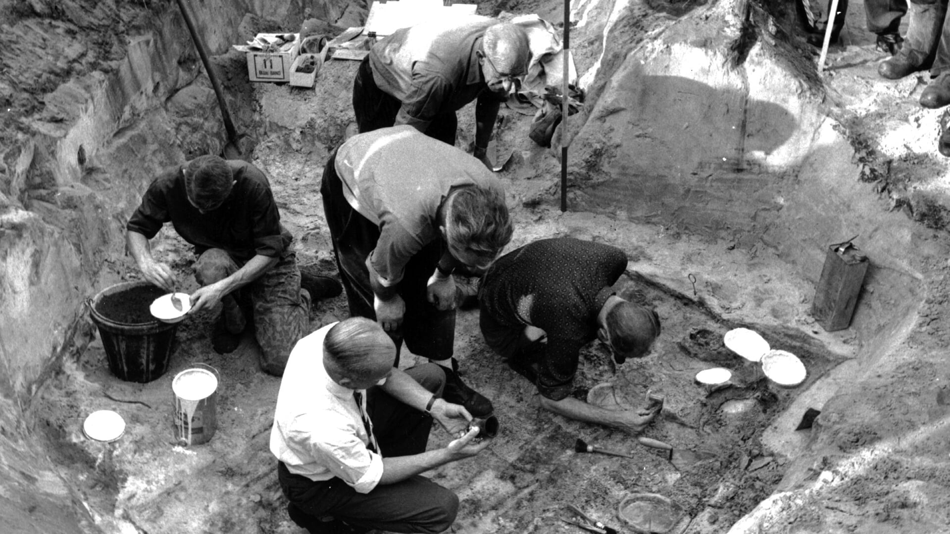 Opgravingen op Hoogkeiteren Esch, 1960. Archeologische werkzaamheden op het terrein van de familie Van der Meijden, thans Haarenseweg 30.