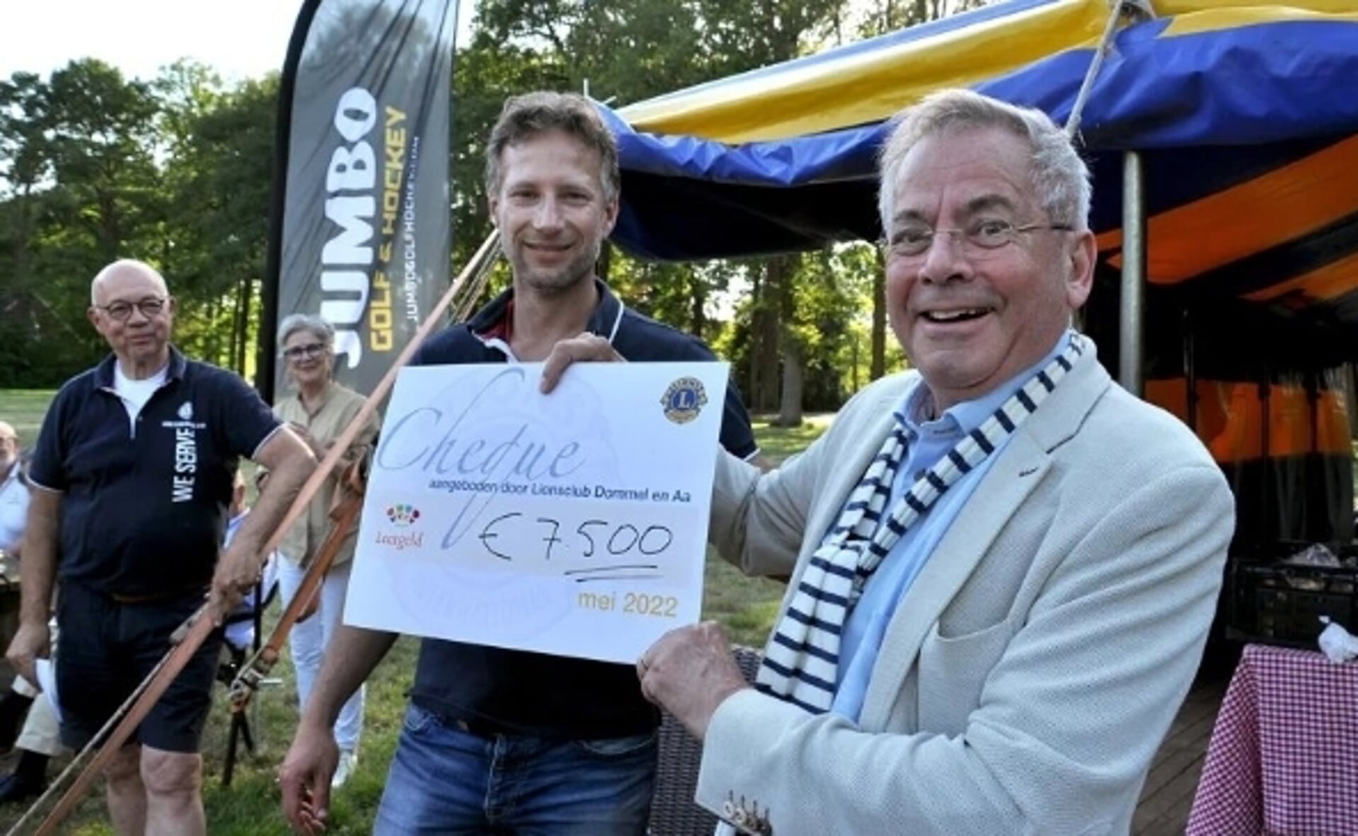 Stichting Leergeld-voorzitter Arjen Witteveen ontvangt de cheque uit handen van John Brusselers, eigenaar van De Langspier. (Foto: Lionsclub Dommel & Aa)
