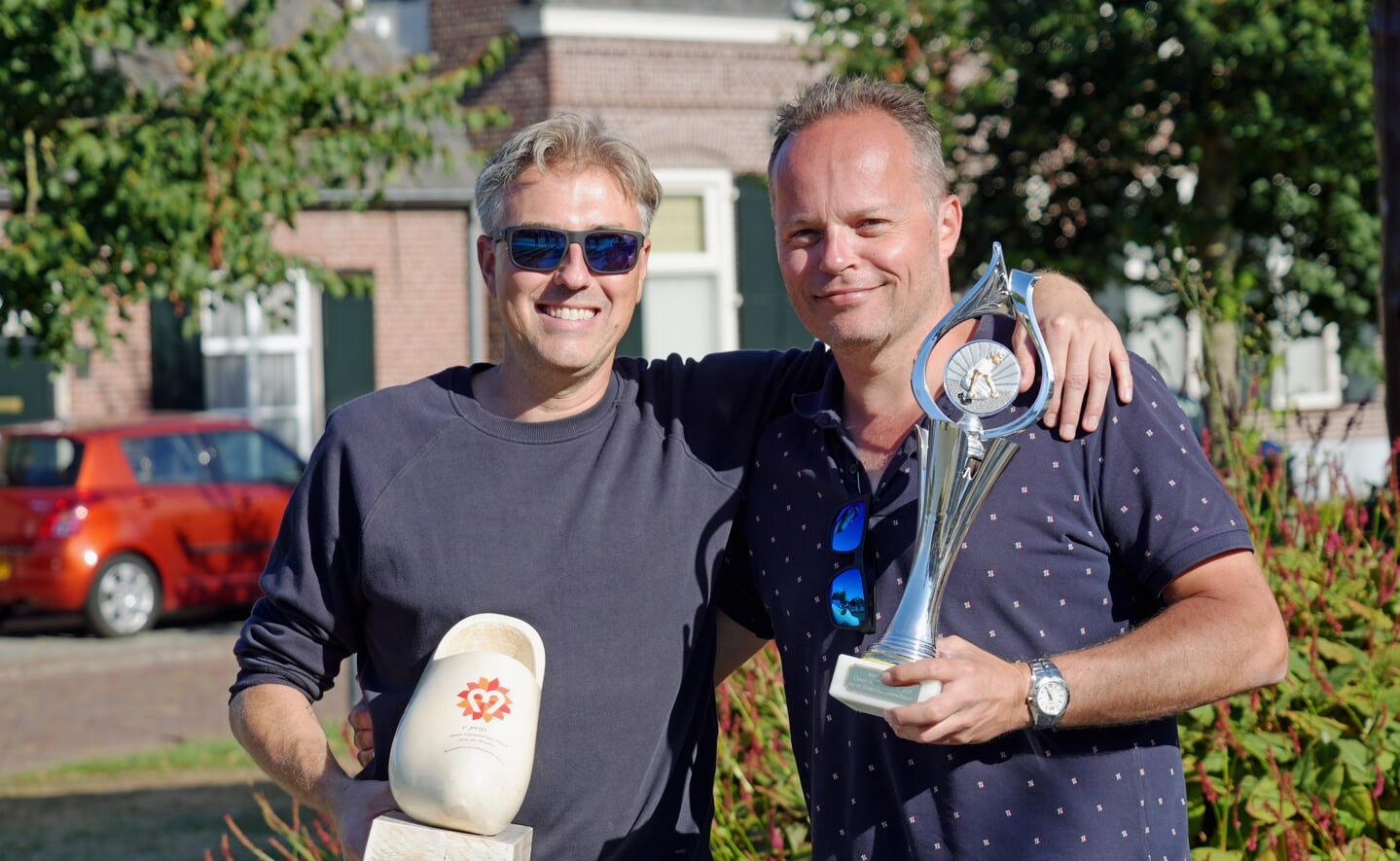 Ruim honderd jeu-de-boulesspelers deden zondag een gooi naar de winst om het Open Liempdsen Herd-kampioenschap. Andermaal gingen Ralph Meulendijk (rechts) en Arjo van Weelden uit Boxtel er met de zege vandoor.