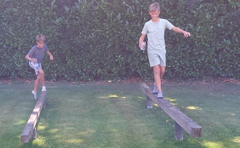 Met een beker water op de evenwichtsbalk, dat valt niet mee.