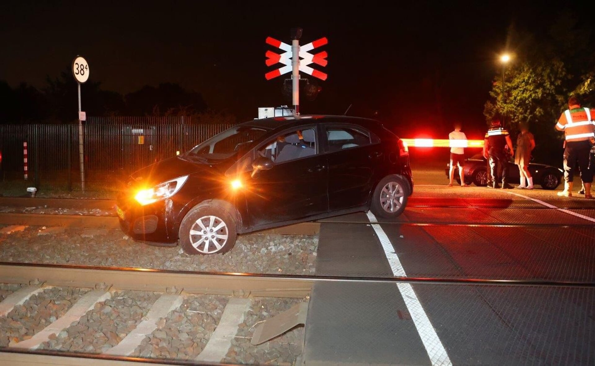 Een auto belandde dinsdagavond per ongeluk op het spoor bij overgang d'Ekker. De bestuurder sloeg te vroeg rechtsaf toen haar navigatie dat aangaf.