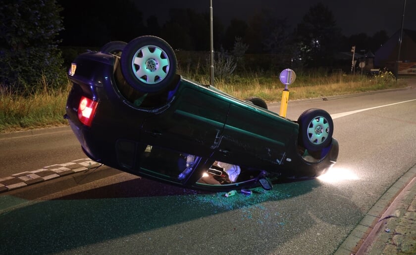 Een auto is vannacht op zijn kop op de Bosscheweg terecht gekomen nadat de bestuurder de macht over het stuur verloor.