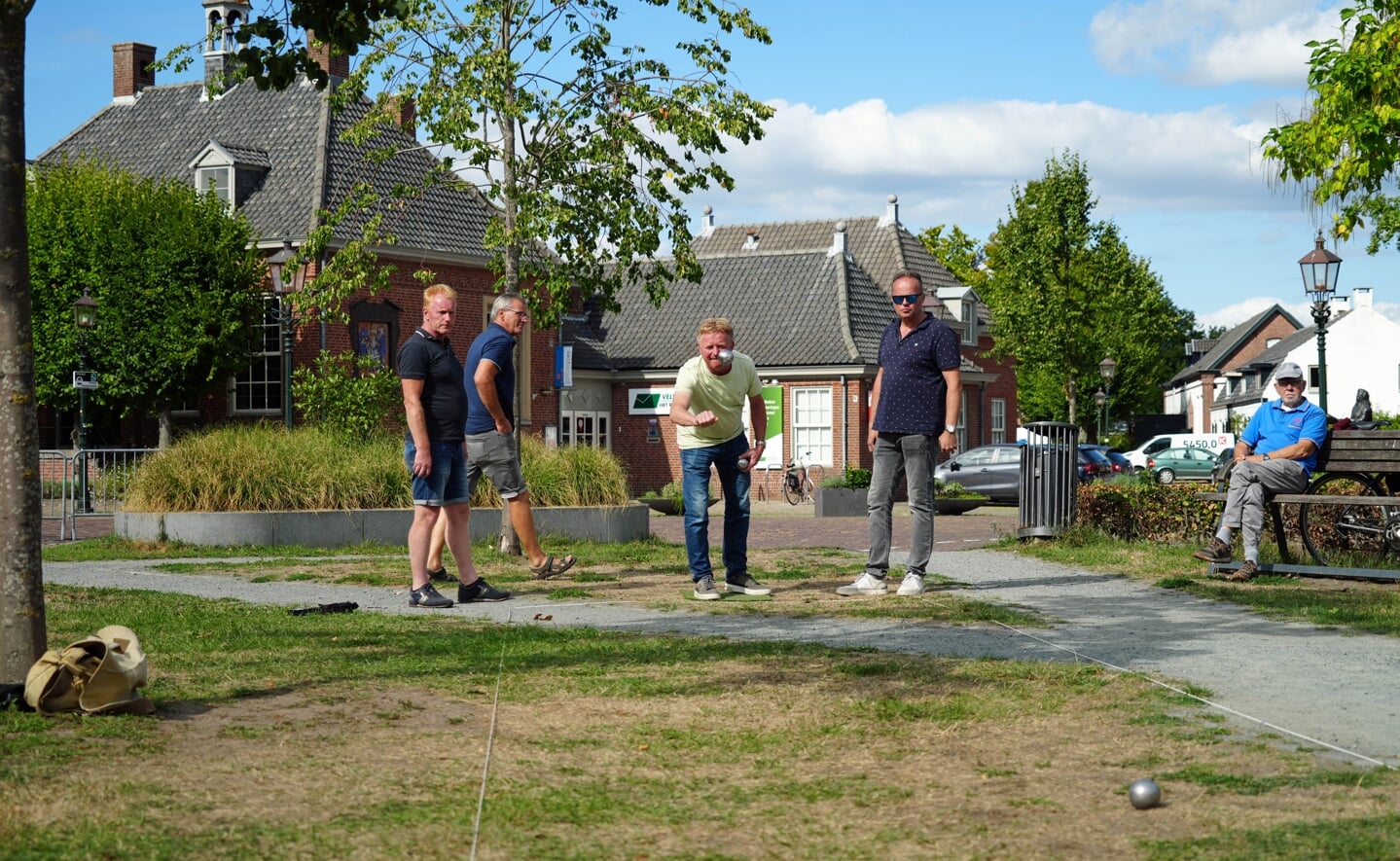 Ruim honderd jeu-de-boulesspelers deden zondag een gooi naar de winst om het Open Liempdsen Herd-kampioenschap. Andermaal gingen Ralph Meulendijk (rechts) en Arjo van Weelden uit Boxtel er met de zege vandoor.