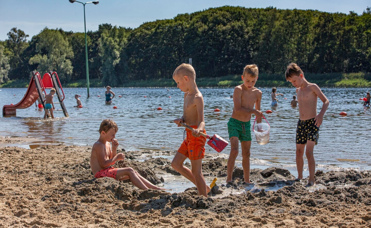 Water en zand, meer hebben kinderen niet nodig om zich urenlang te vermaken. Deze jongens zijn bij De Langspier druk in de weer met een schep en een emmer.