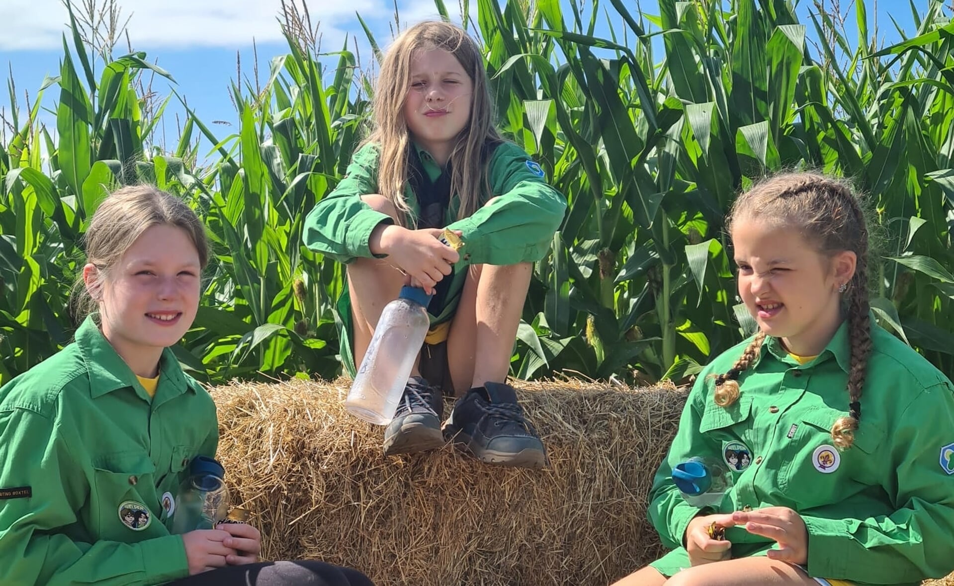 Deze meisjes zijn niet bang dat ze de weg niet vinden uit de maïsdoolhof.
