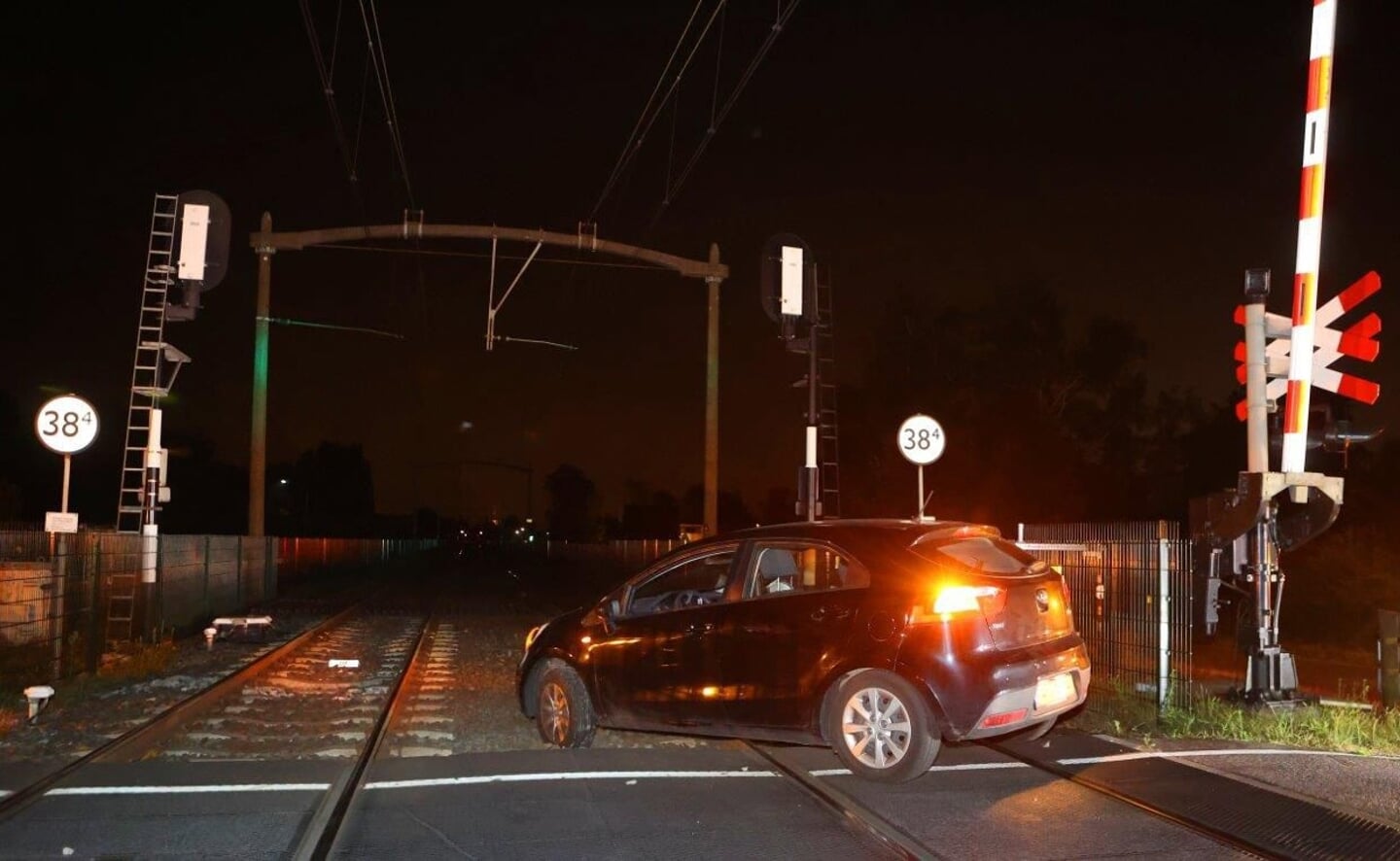 Een auto belandde dinsdagavond per ongeluk op het spoor bij overgang d'Ekker. De bestuurder sloeg te vroeg rechtsaf toen haar navigatie dat aangaf.