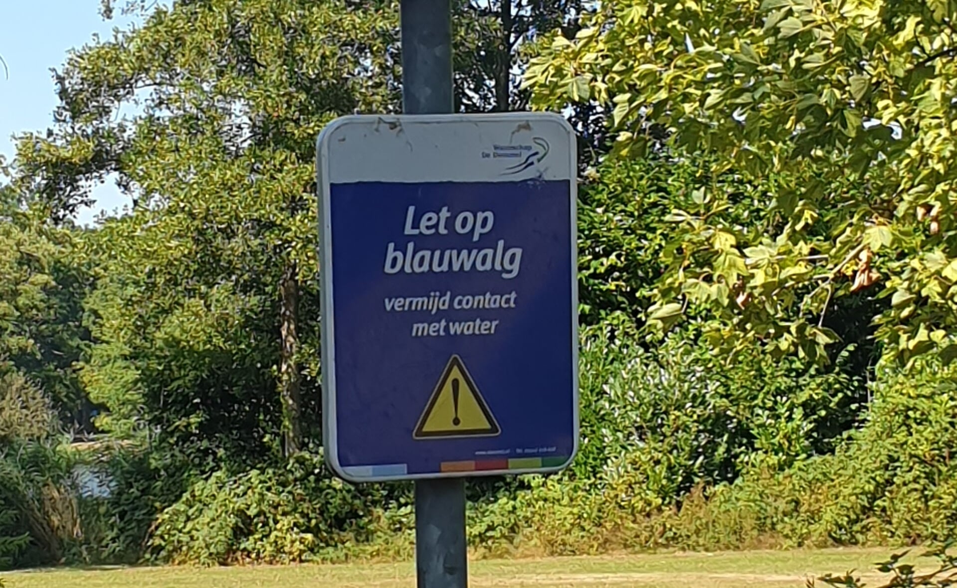 Bij de ingang van park Molenwijk hangt het hele jaar een waarschuwingsbordje dat in het Leijsenven mogelijk blauwalg voorkomt. Dat was woensdag nog niet het geval.