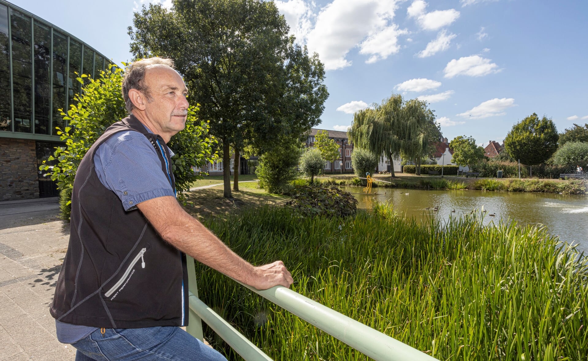 Hans Mols is vanaf 2016 wijkmakelaar in Boxtel.  Sindsdien begeleidde hij naar schatting 180 burgerinitiatieven. De acht jaar ervoor werkte de Boxtelaar op riolering en waterhuishouding voor de gemeente. Mols is vanaf heden officieel met pensioen.