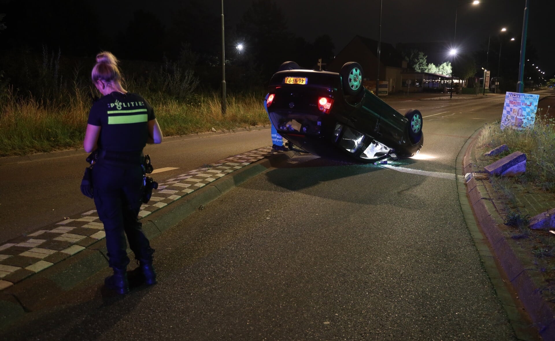 Een auto is vannacht op zijn kop op de Bosscheweg terecht gekomen nadat de bestuurder de macht over het stuur verloor.