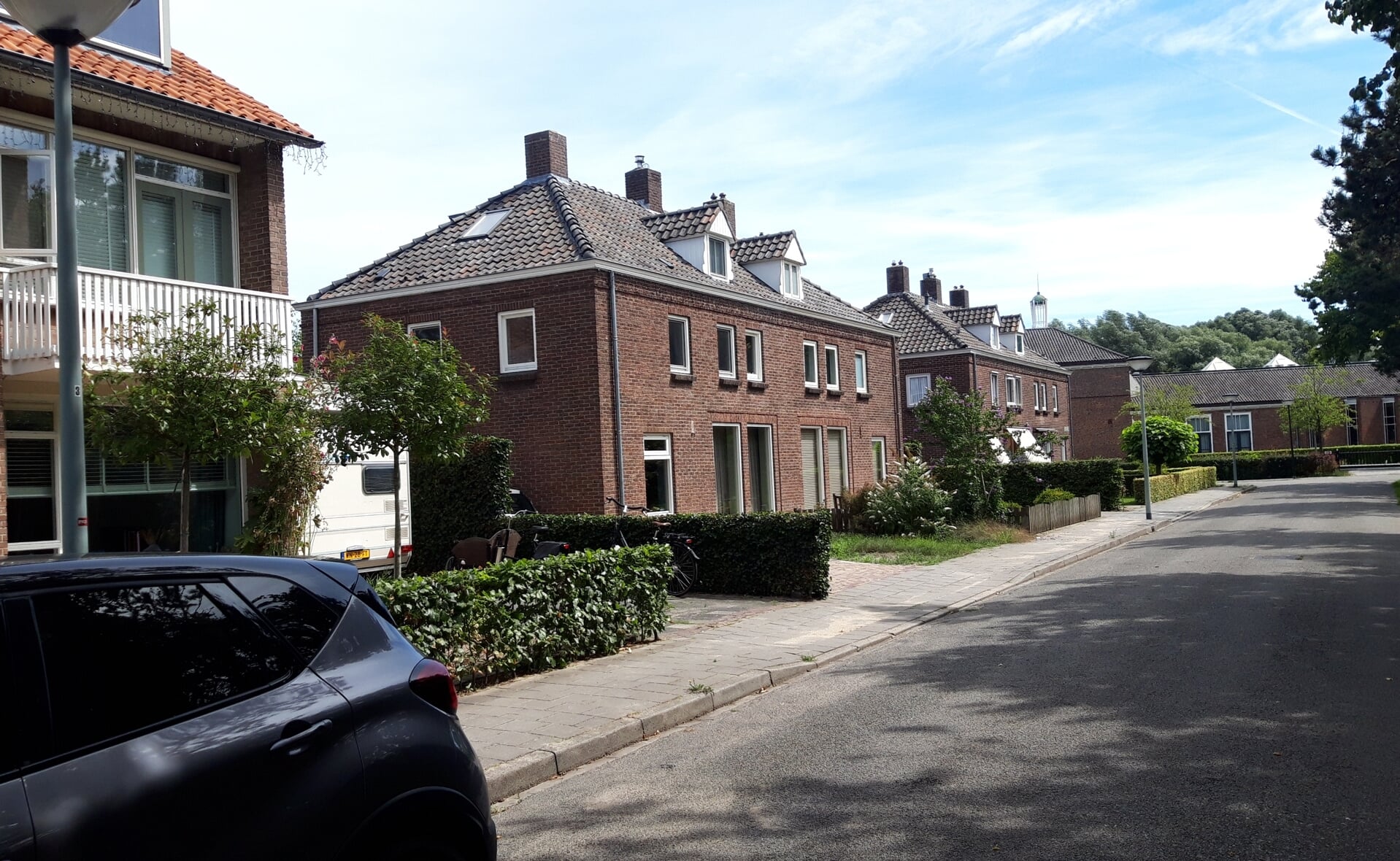 De woningen aan de Jacob-Roelandsstraat dateren uit de jaren vijftig en komen in aanmerking voor een beschermde status op de gemeentelijke monumentenlijst.