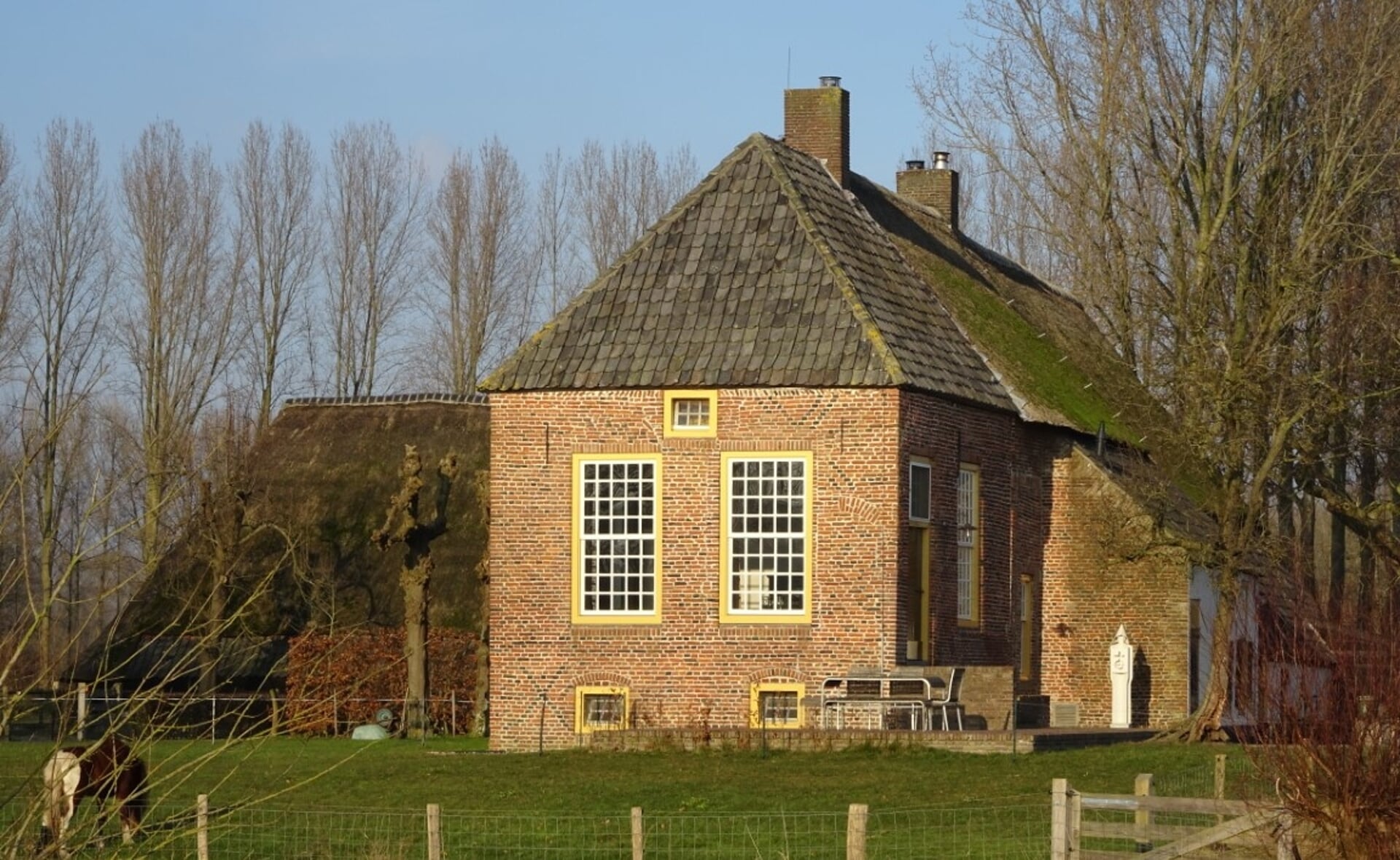 Het Groot Duijfhuis met herenkamer en Vlaamse schuur.