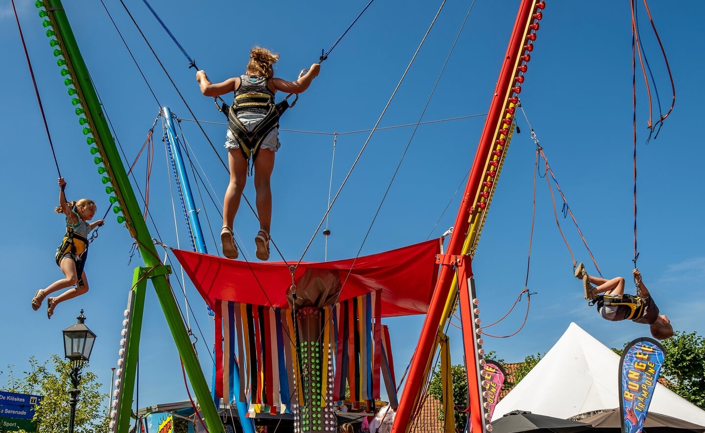 Kermiszondag in Liempde: dikke pret voor jong en nog jonger.