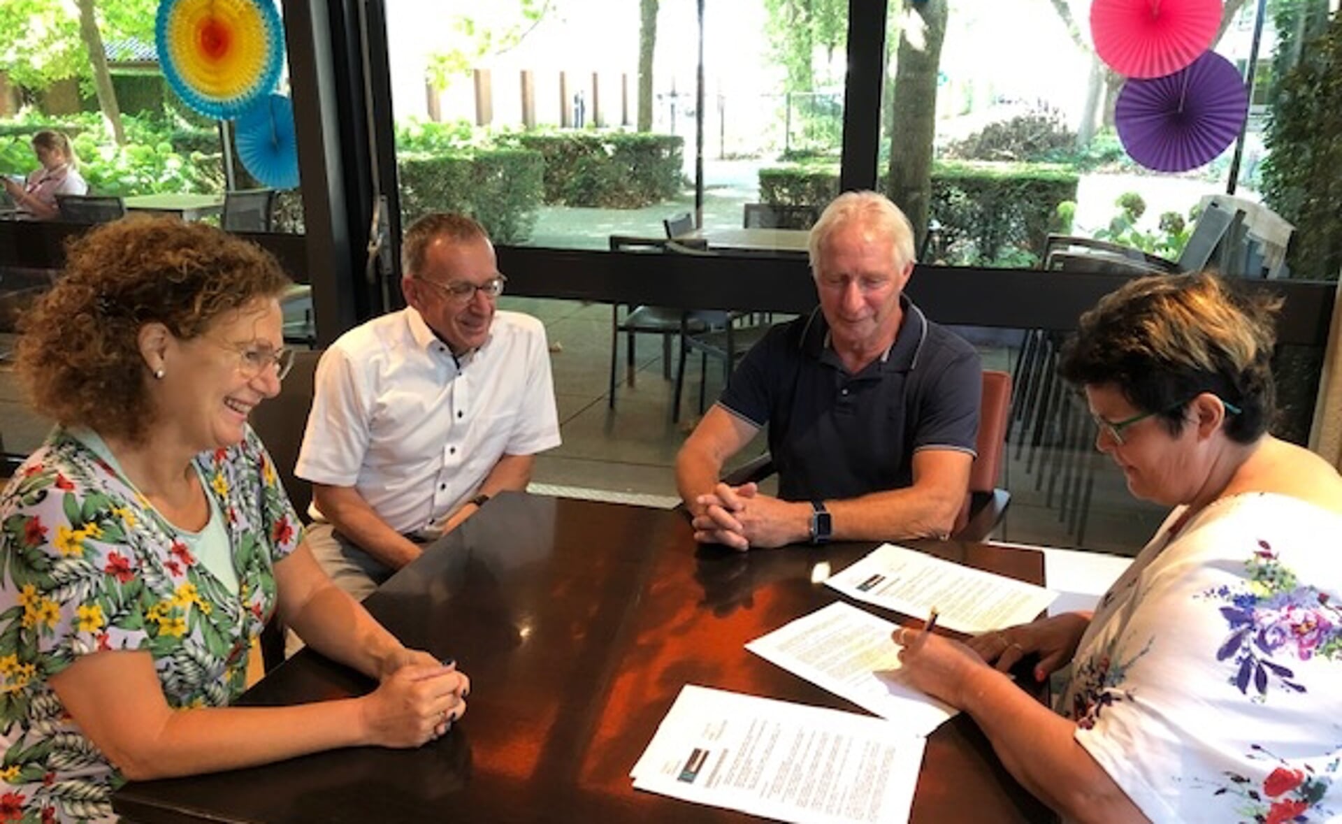 Directeurs Angela Rokven (linsk) en Hans Wijgers (tweede van links) ondertekenden samen met directeur Janny van de Sande van stichting Broodnodig de afspraken over het runnen van het restaurant in wijkhuis Simeonshof.