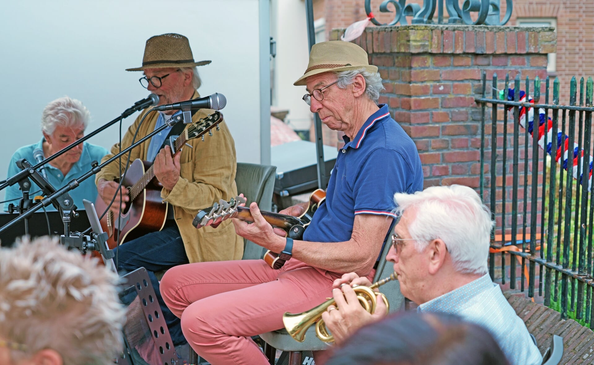In het kader van Bruisend Centrum werd in de Rechterstraat de Zwaanse Brug een klein stukje Frankrijk naar hartje Boxtel gehaald. Bezoekers werden verwend met Franse lekkernijen en chansons.