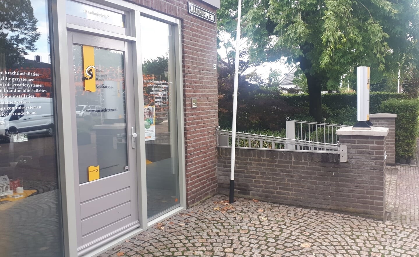 Elektrotechnisch bureau G. Saris gaat op in een Veghels bedrijf.