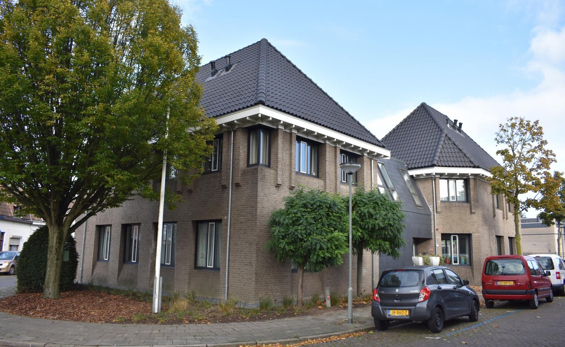 Verzorgingshuis Herbergier aan de Baroniestraat in Boxtel is sinds het voorjaar van 2016 gevestigd in het pand waarin voorheen het kantoor van woonstichting Joost was gevestigd.