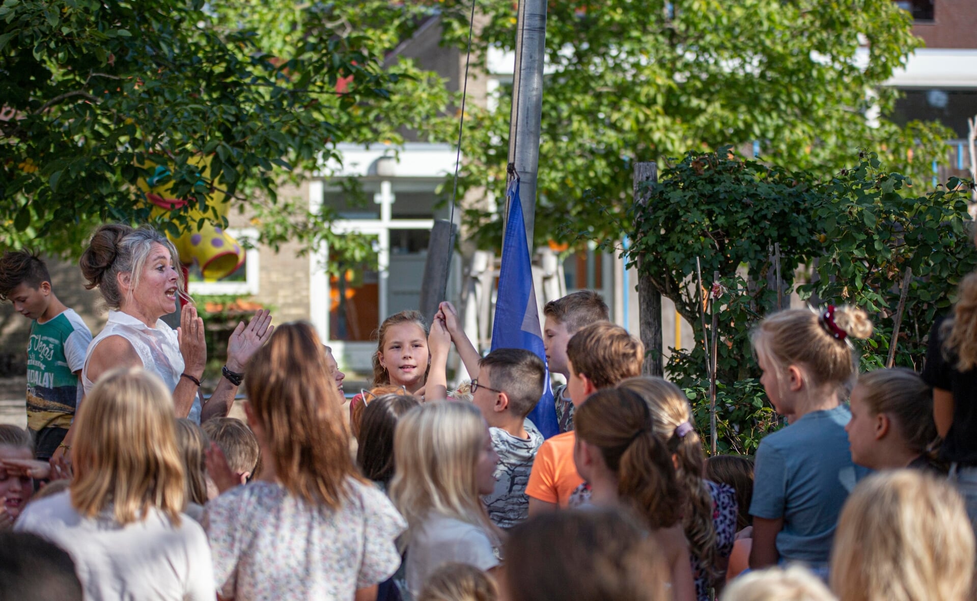 Met het hijsen van de schoolvlag werd het nieuwe lesjaar gestart op de Molenwijkschool. 