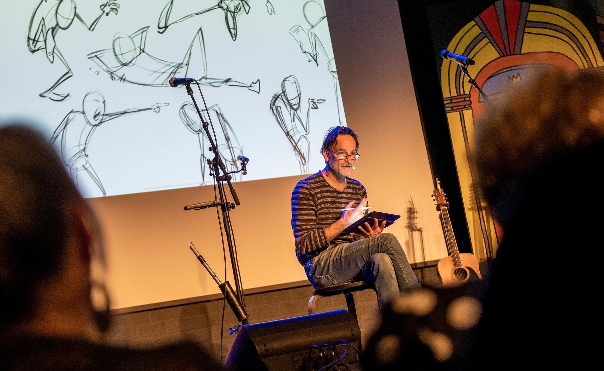 Boxtelaar Maarten Melis hier in Podium Boxtel, waar hij uitleg gaf over het maken van cartoons. De creatieveling regisseert in maart driemaal een voorstelling van Theatergroep Ei in Den Bosch.