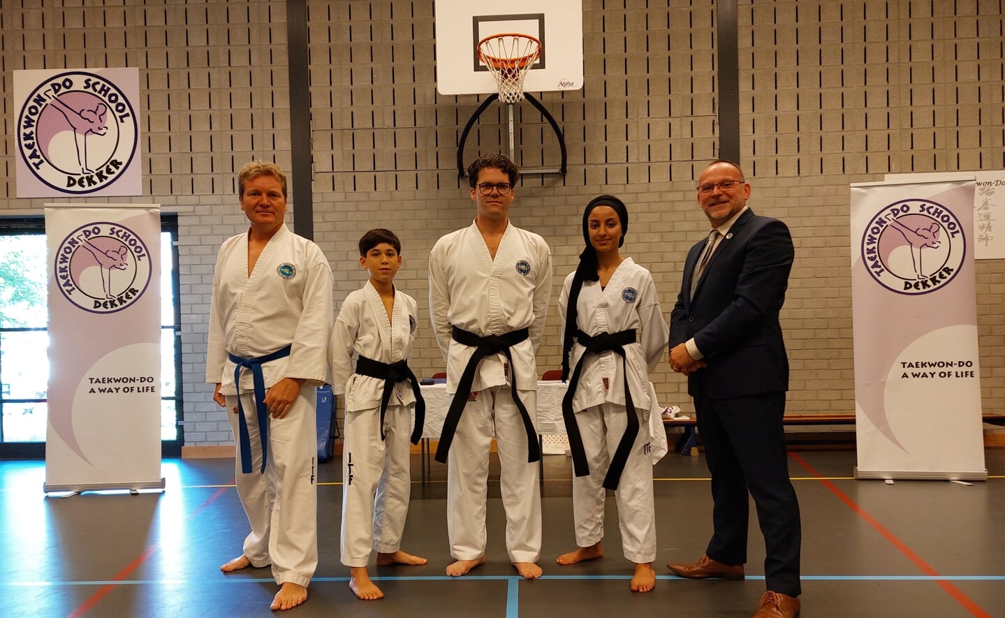 Dexter van der Vleuten (13), Glenn Drieshen (37) en Loubna Driouch (18) maakten hun sayhun Ad Dekker trots. De taekwondoka's behaalden zaterdag hun zwarte band.