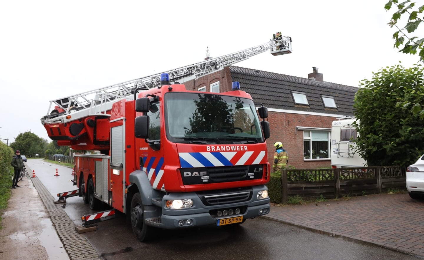 De schoorsteenbrand in buurtschap Tongeren leek vanmiddag met een sisser af te lopen, maar enkele uren later moest de brandweer opnieuw uitrukken.