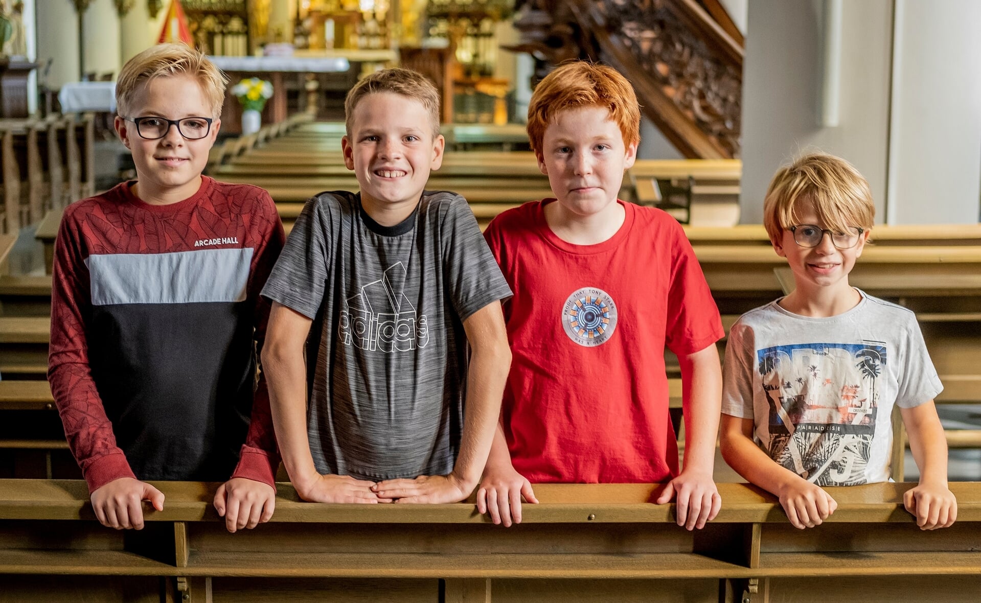 V.l.n.r: Thijs, Finn, Thomas en Ronin zijn in de Sint-Petrusbasiliek omdat ze die gaan nabouwen in Minecraft.