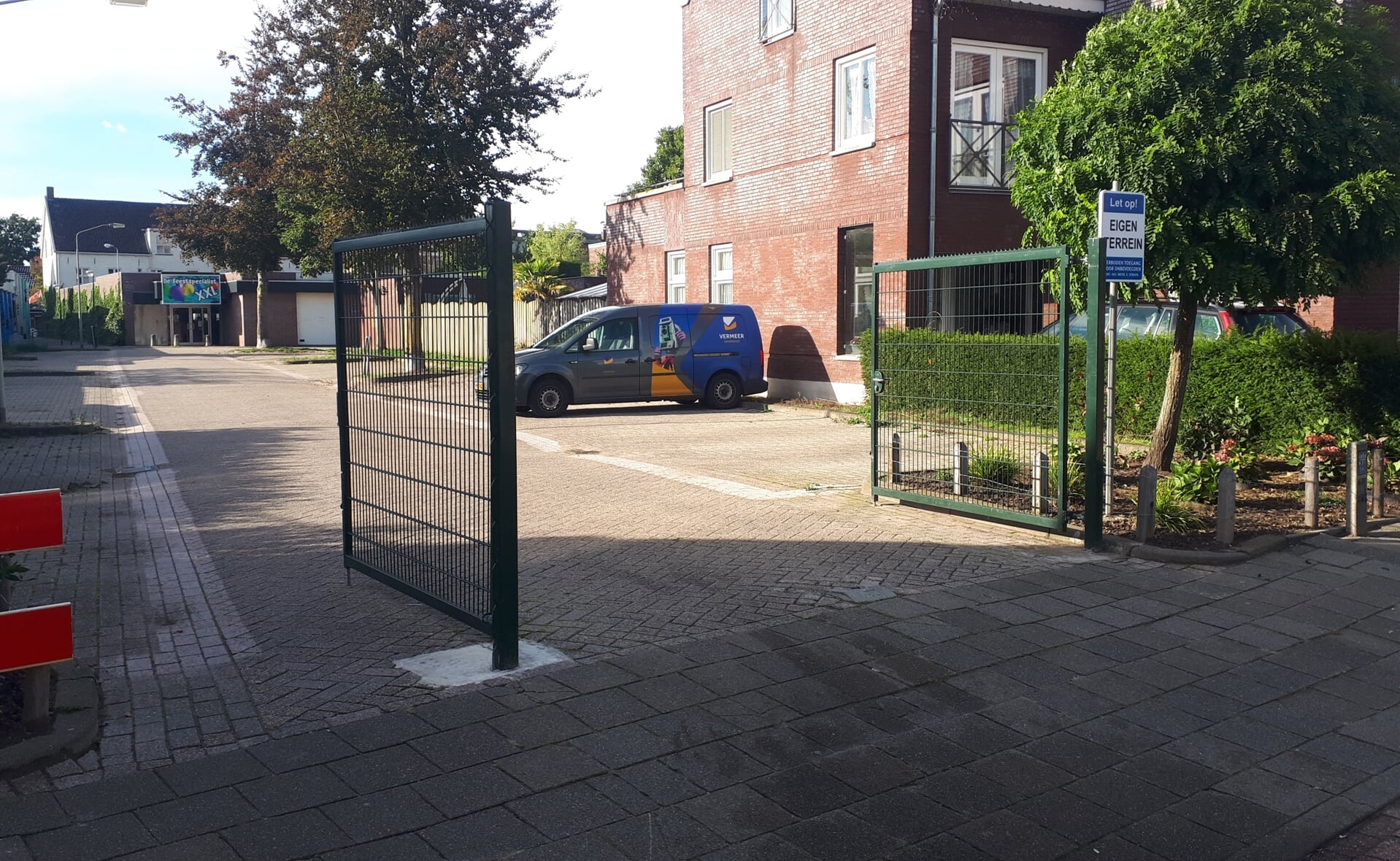 De poort van het parkeerterrein achter De Feestspecialist XXL is niet per toeval geopend. Boxtel moet nog een verkeersbepaling uit het verleden herstellen waardoor parkeren daar nog niet verboden is.