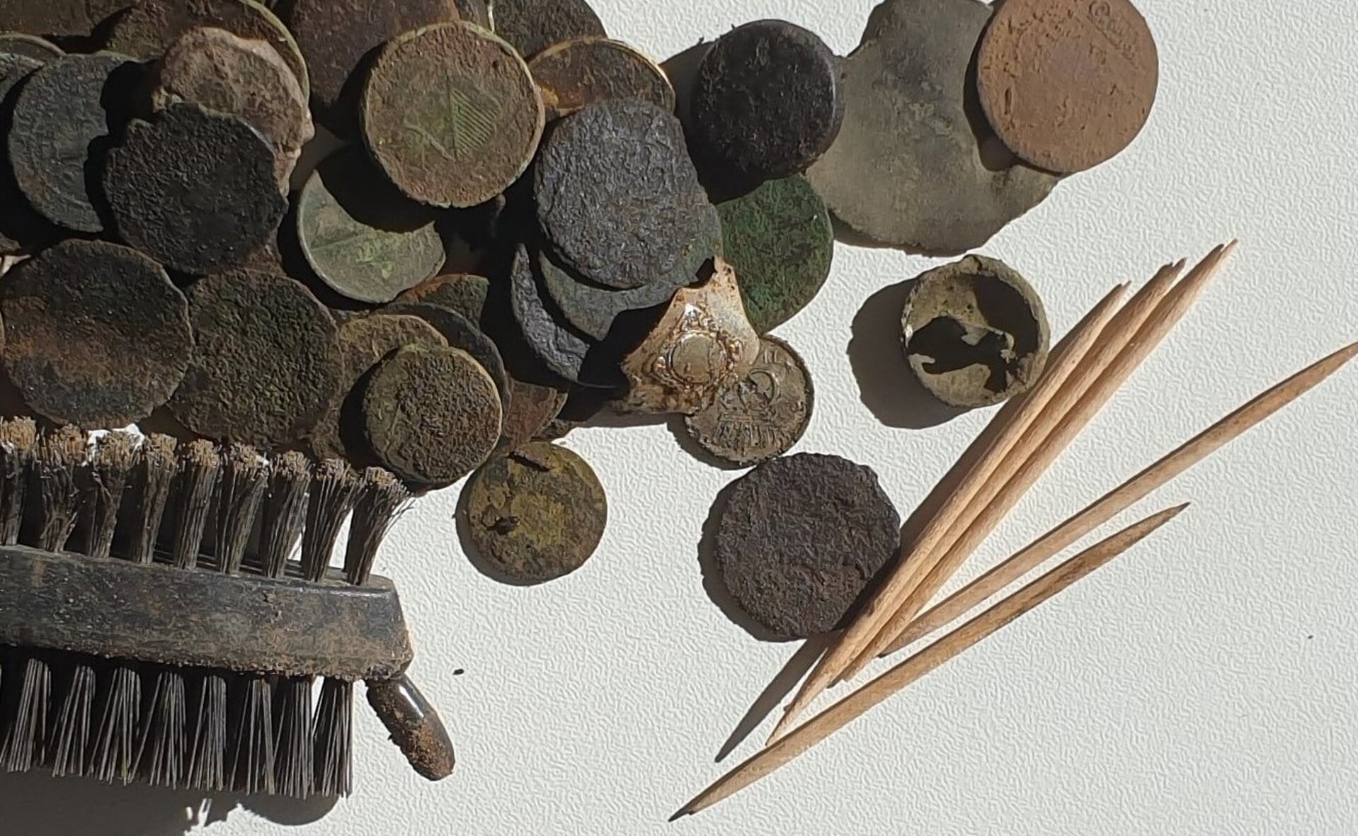 Archeohotspot organiseert een workshop munten reinigen, gegeven door deskundige Hans Peters.
