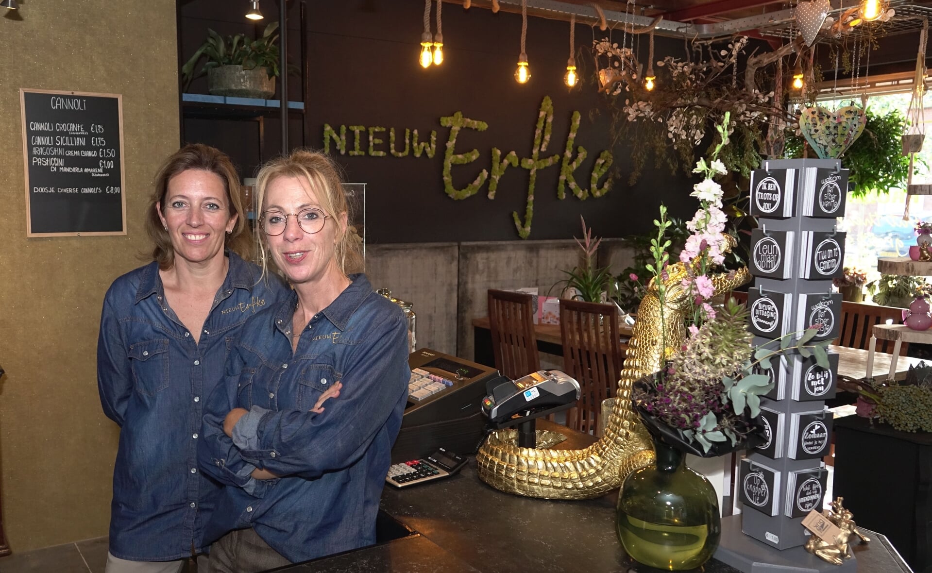 Jessica Braken en Natasja Verbree runnen bloemenzaak 't Nieuw Erfke.