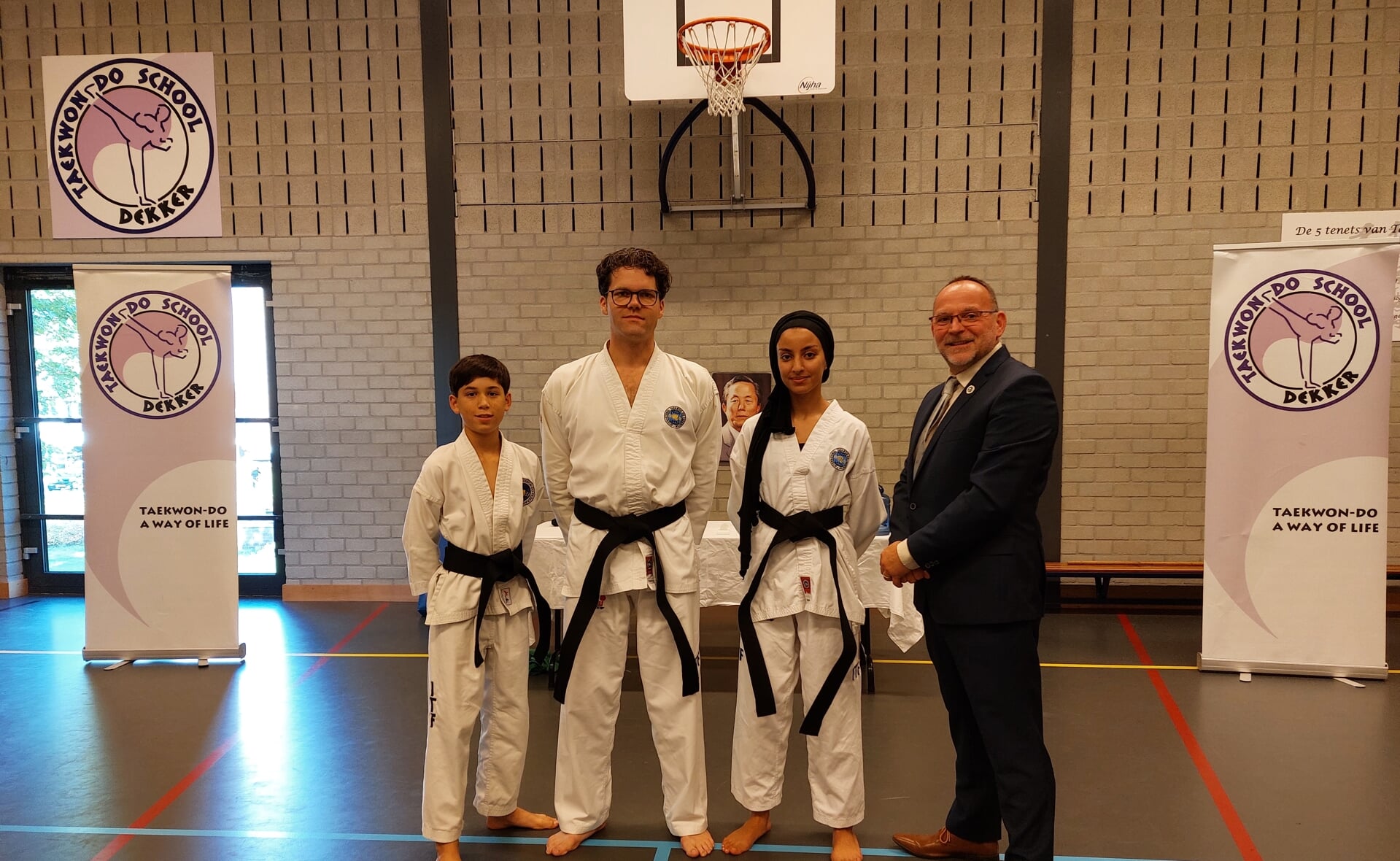 V.l.n.r.: Dexter van der Vleuten (13), Glenn Drieshen (37) en Loubna Driouch (18) maakten hun sayhun Ad Dekker trots. De taekwondoka's behaalden zaterdag hun zwarte band.