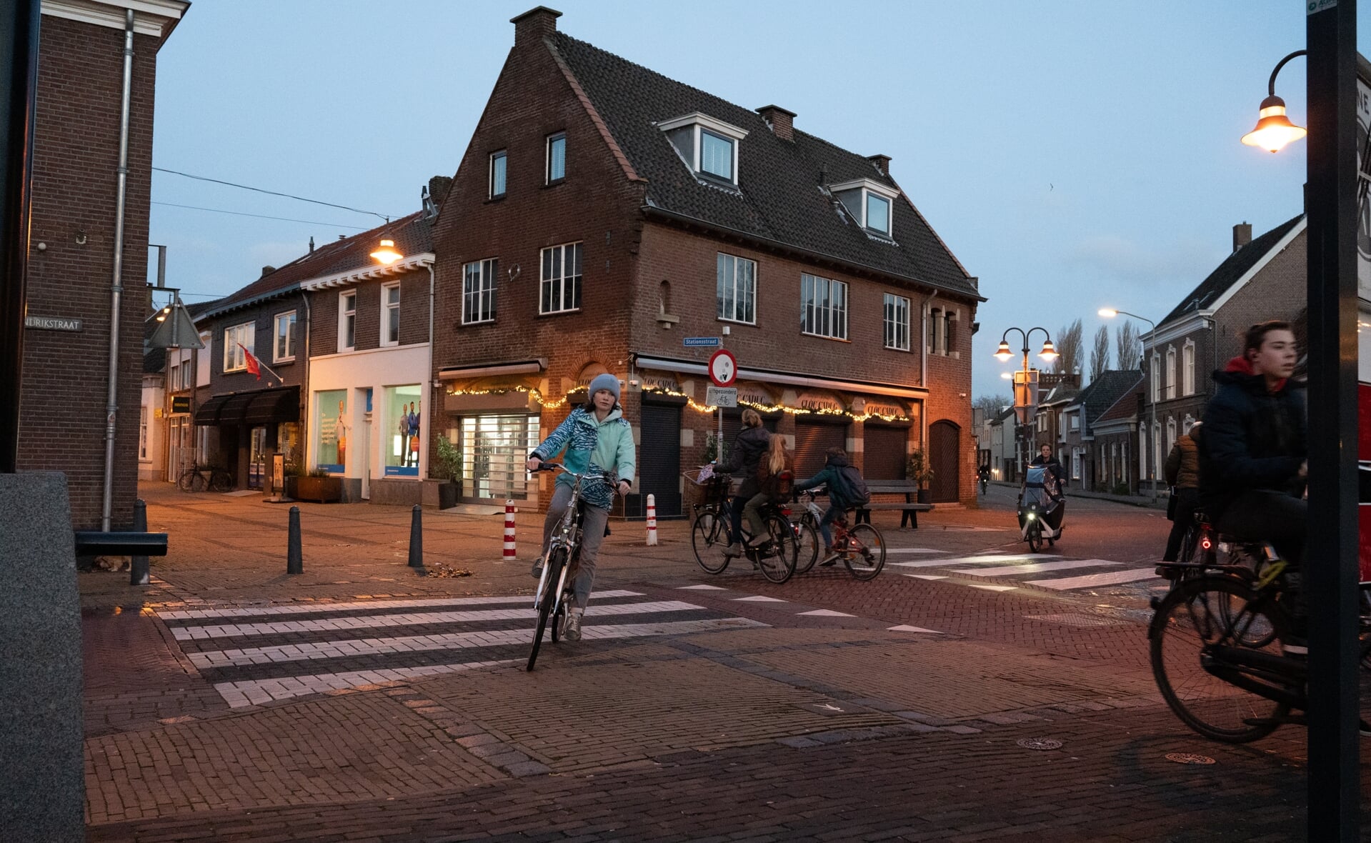 Tijdens venstertijden komt er voor bestemmingsverkeer vanaf de Molenstraat een afslag naar de Stationsstraat. 