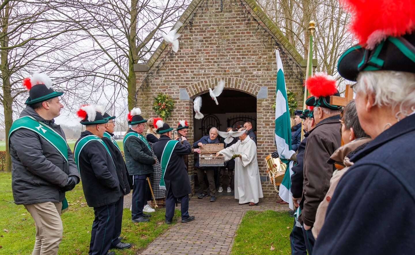 Bij de veldkapel op de Maai in de buurtschap Kasteren werd zondagochtend de heilige Sint-Antonius-Abt geëerd. Onder meer door het loslaten van witte duiven.