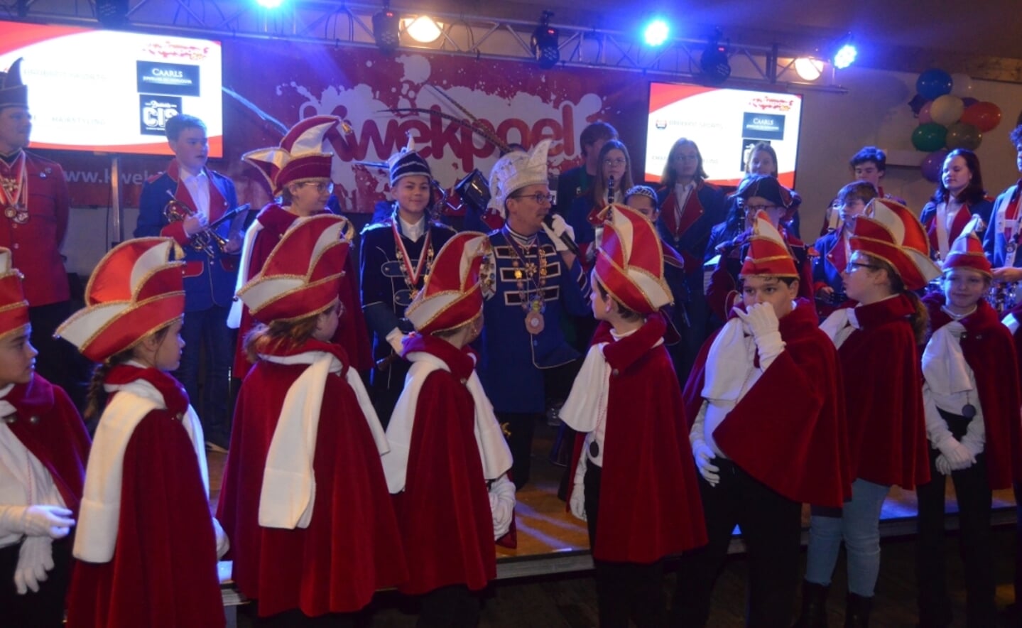 De Knokkers vierde zondag het 55-jarig jubileum in de Comsche Hoeve. Daar kwamen veel Boxtelse kapellen en carnavalsverenigingen/organisaties naar toe om de club te feliciteren.