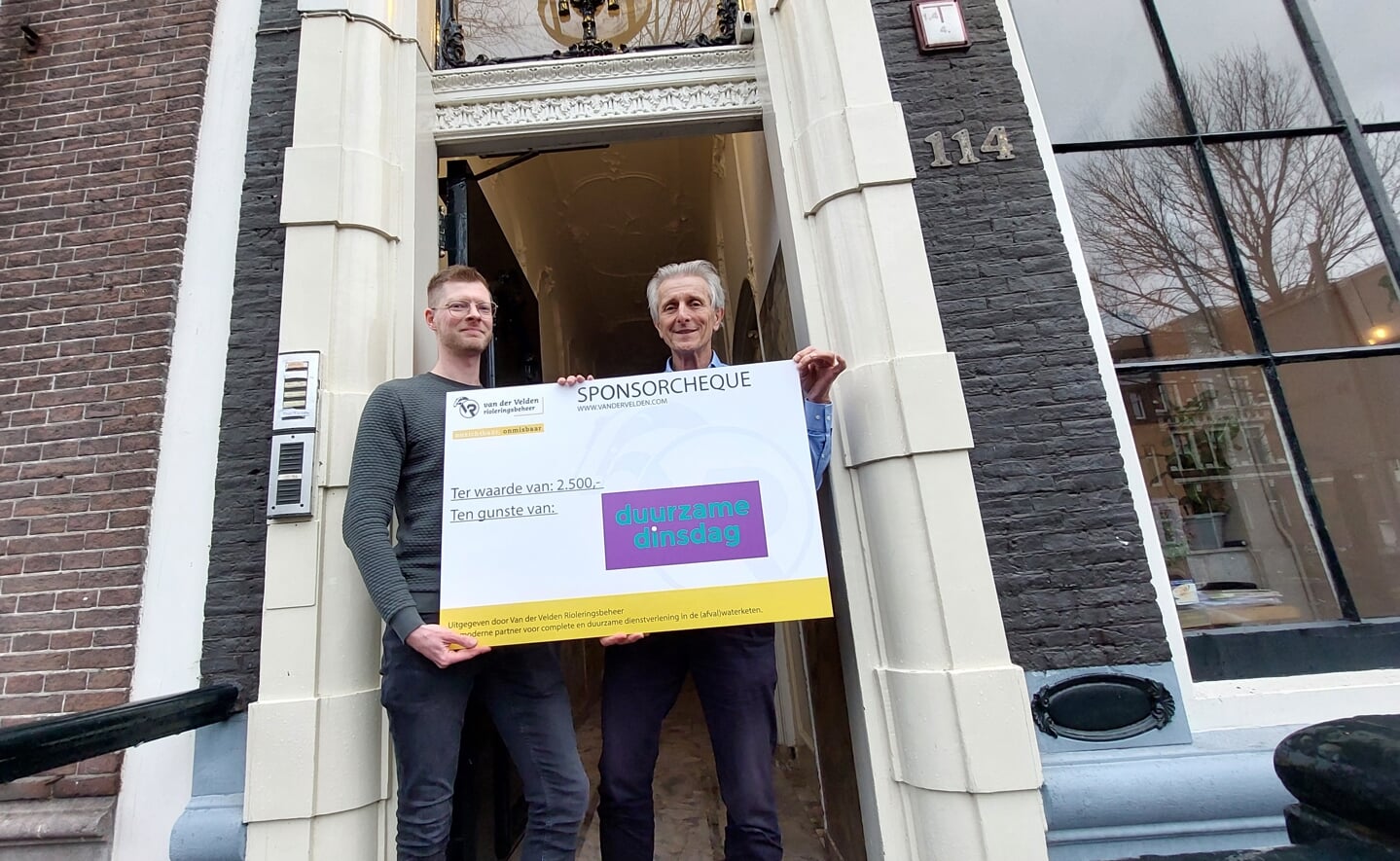 Sander van Kasteren (links) van het Boxtelse bedrijf Van der Velden Rioleringsbeheer overhandigde vorige week een cheque aan het initiatief Duurzame Dinsdag.